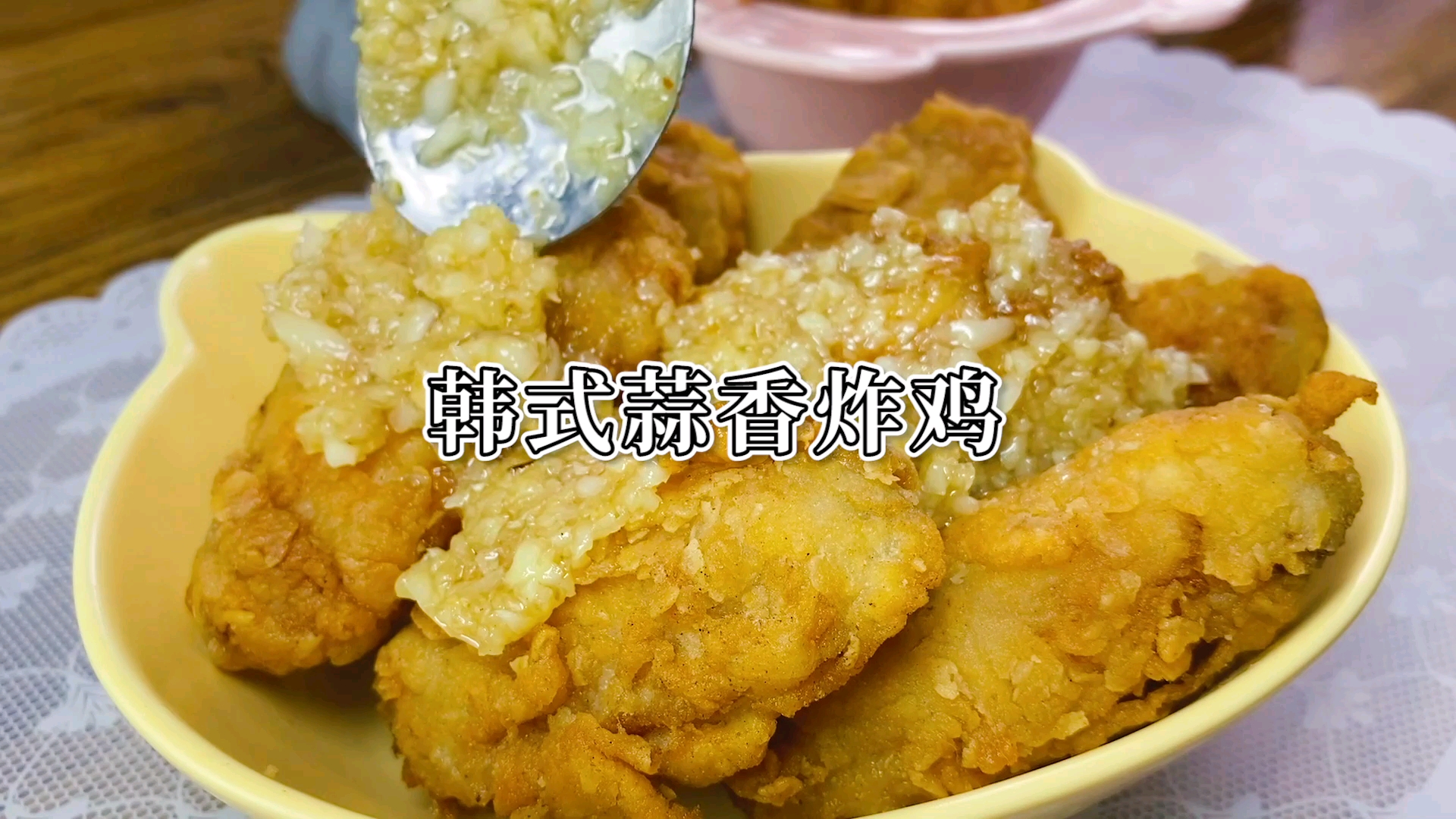 ins上超火的蒜香炸鸡原来是这样做的,外酥里嫩,蒜香味十足。