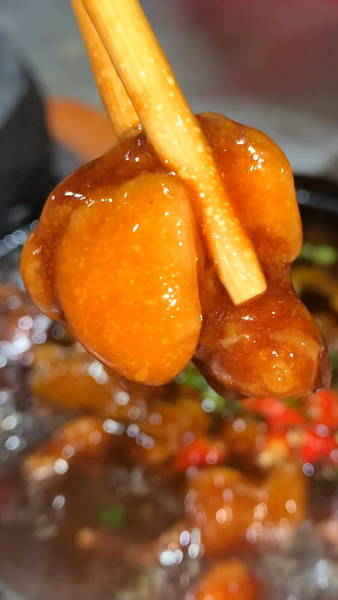 和老婆开了间巴掌大的泡泡鸡店,爱吃的人不少,一分钟一锅简单易操作,番茄味最受欢迎