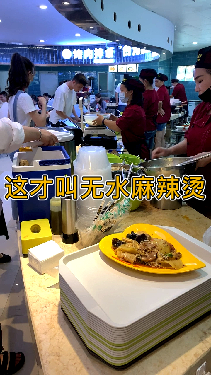 #高清视频小哥哥来了一份酸辣口味的麻辣拌,来上一勺生命的源泉芝麻酱