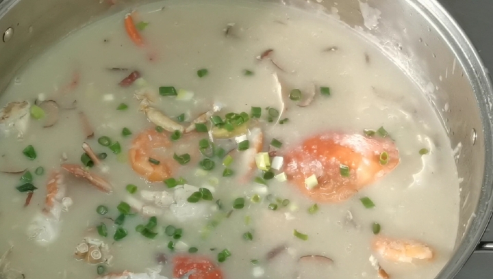 “海鲜粥”家常做法,由米变成海鲜粥只需要15分钟,原来饭店都是这样做的!