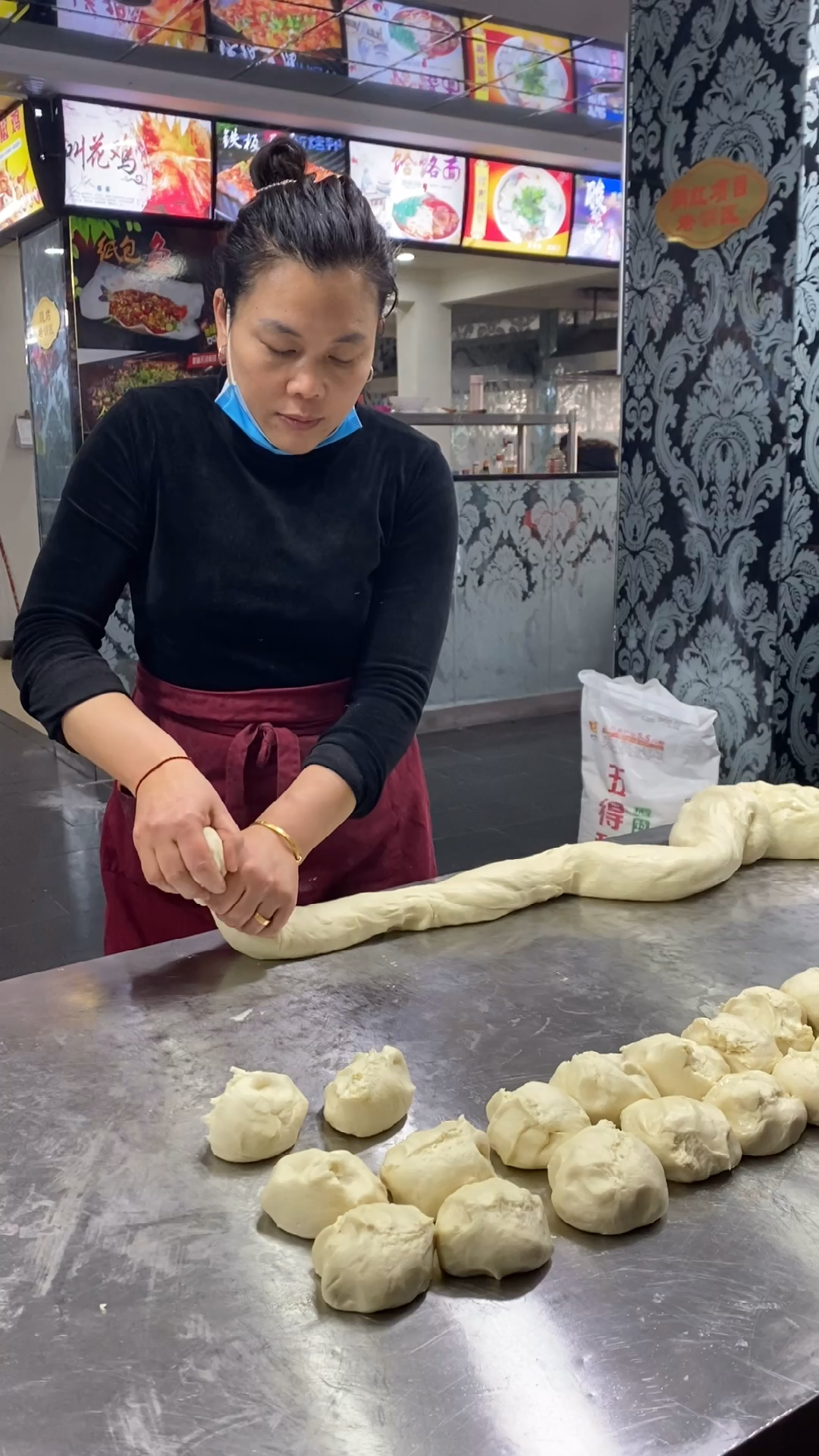 #风味人间#凭手艺#灌汤烧饼,养活一家人不丢人,每天起早贪黑,和面,打饼