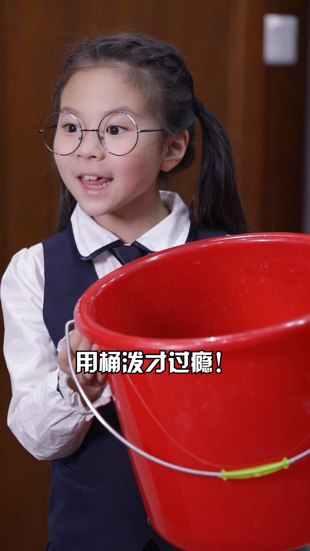 #搞笑段子剧#不速之客竟敢捉弄小助理?!小布丁安排的助兴节目竟是……