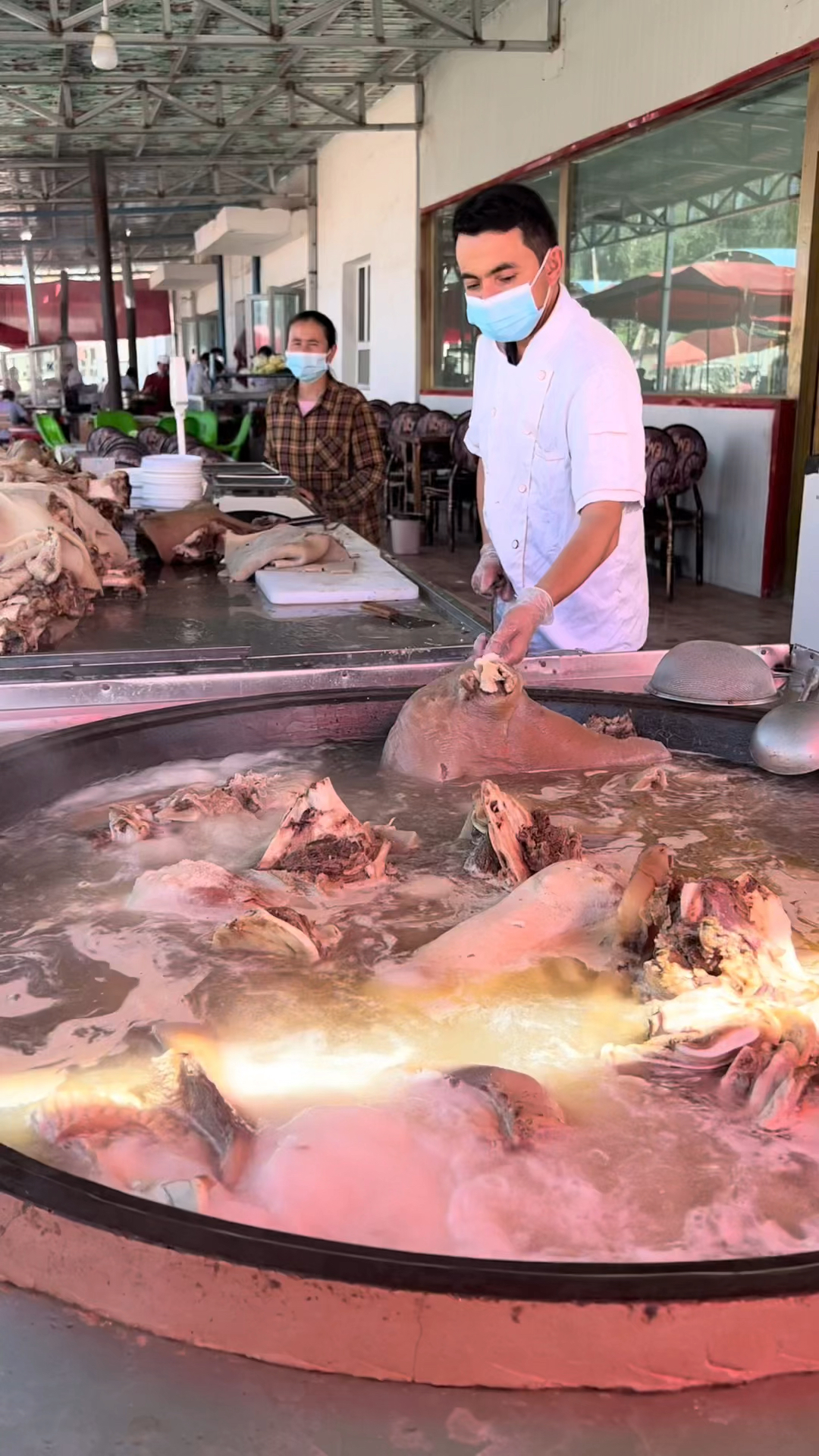 一天能卖100多个牛头,65一公斤熟牛头肉,30一公斤牛蹄筋,好吃到飞起!