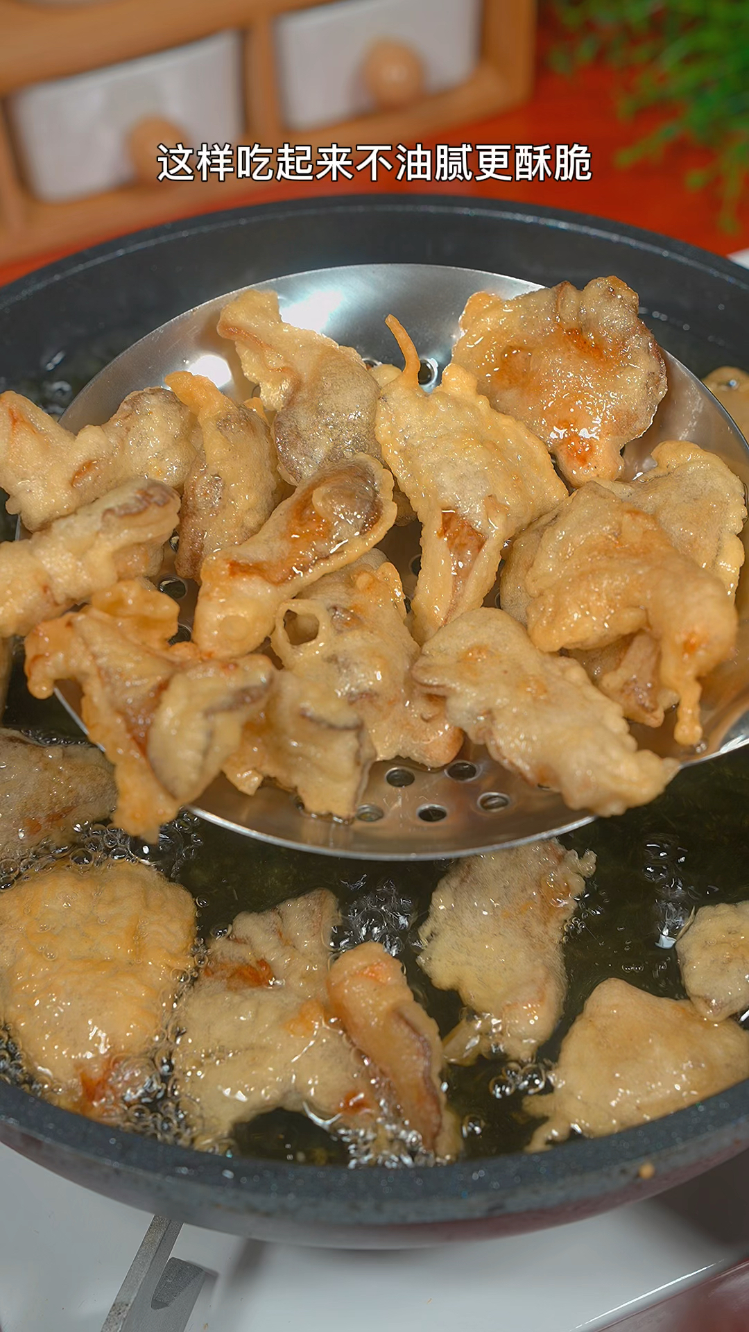 炸蘑菇怎么炸才能酥脆好吃呢,是用淀粉还是面粉,其实都错了~