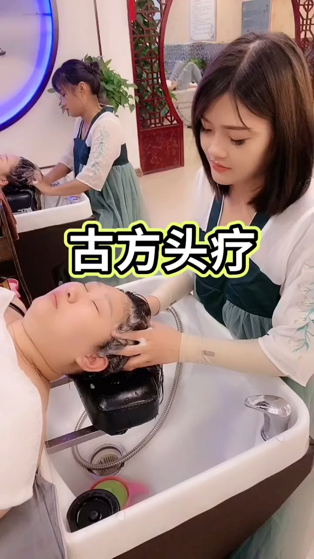 #养发护发#头道汤特色头疗养生手法视频,小姐姐头疗手法操作中