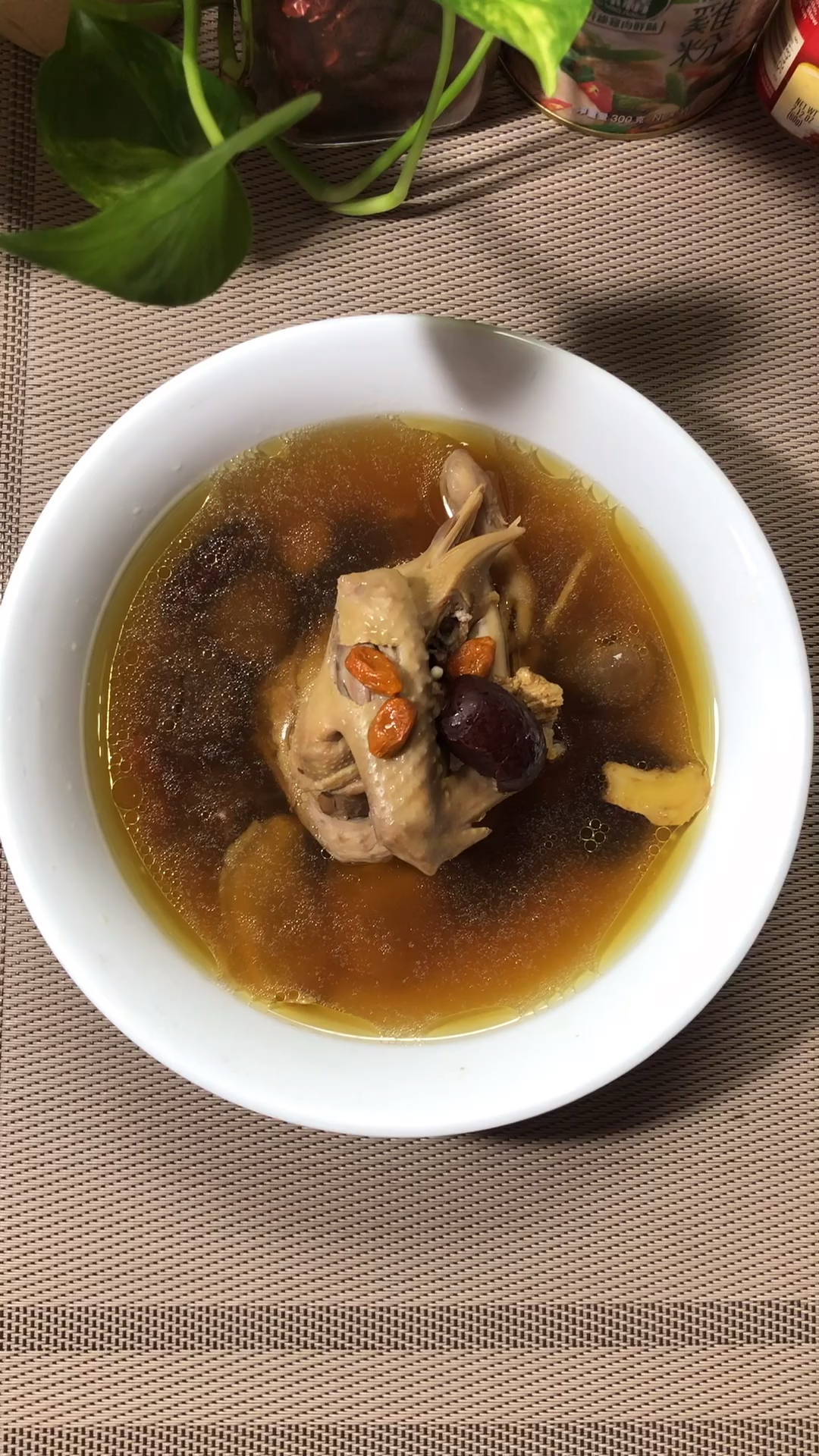 桂圆花旗参乳鸽汤,特别适合女人喝的温补汤