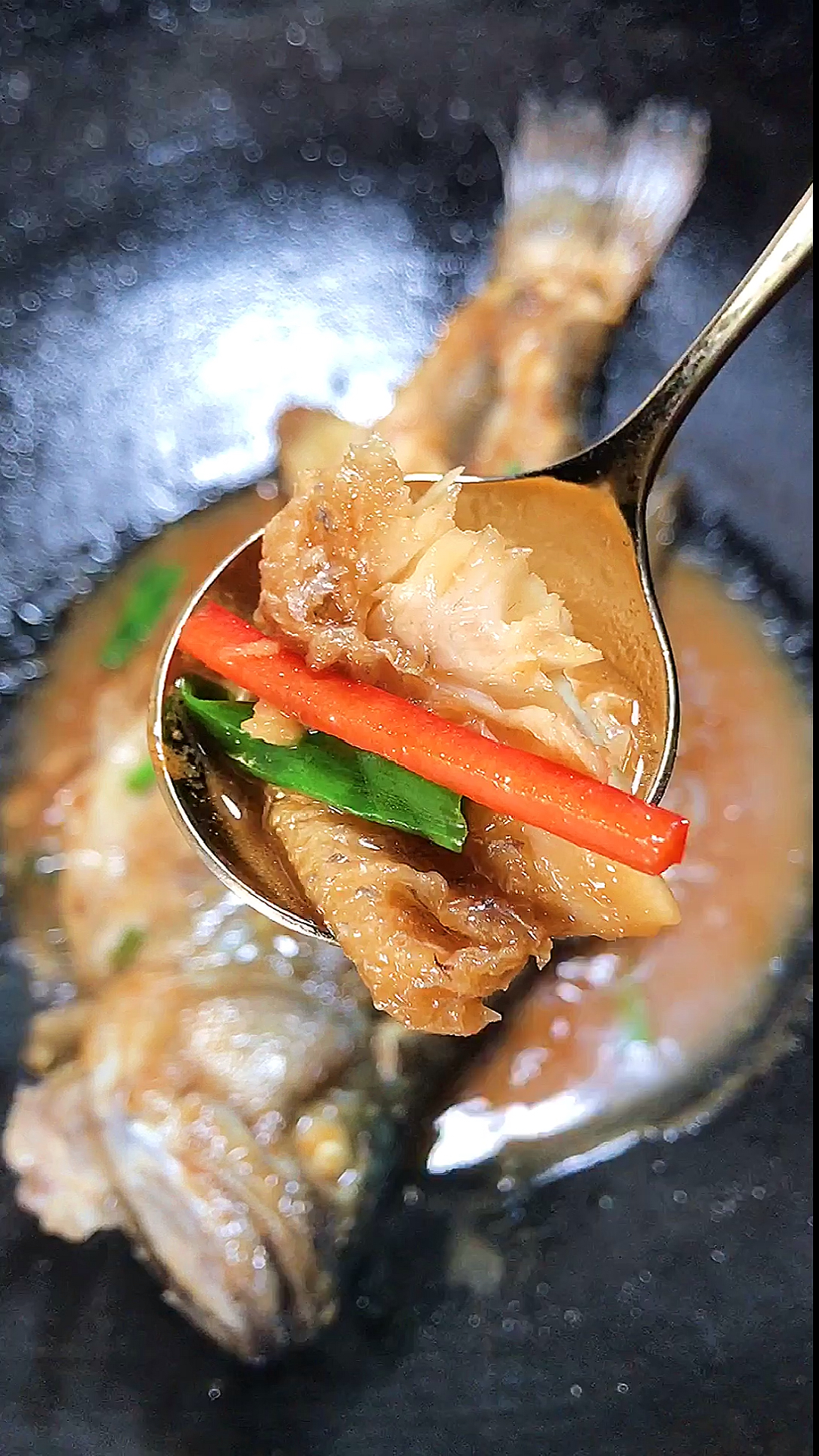 #家乡特色美食#鲈鱼不要蒸着吃了,试试这样煎焖外焦里嫩,家人都喜欢。