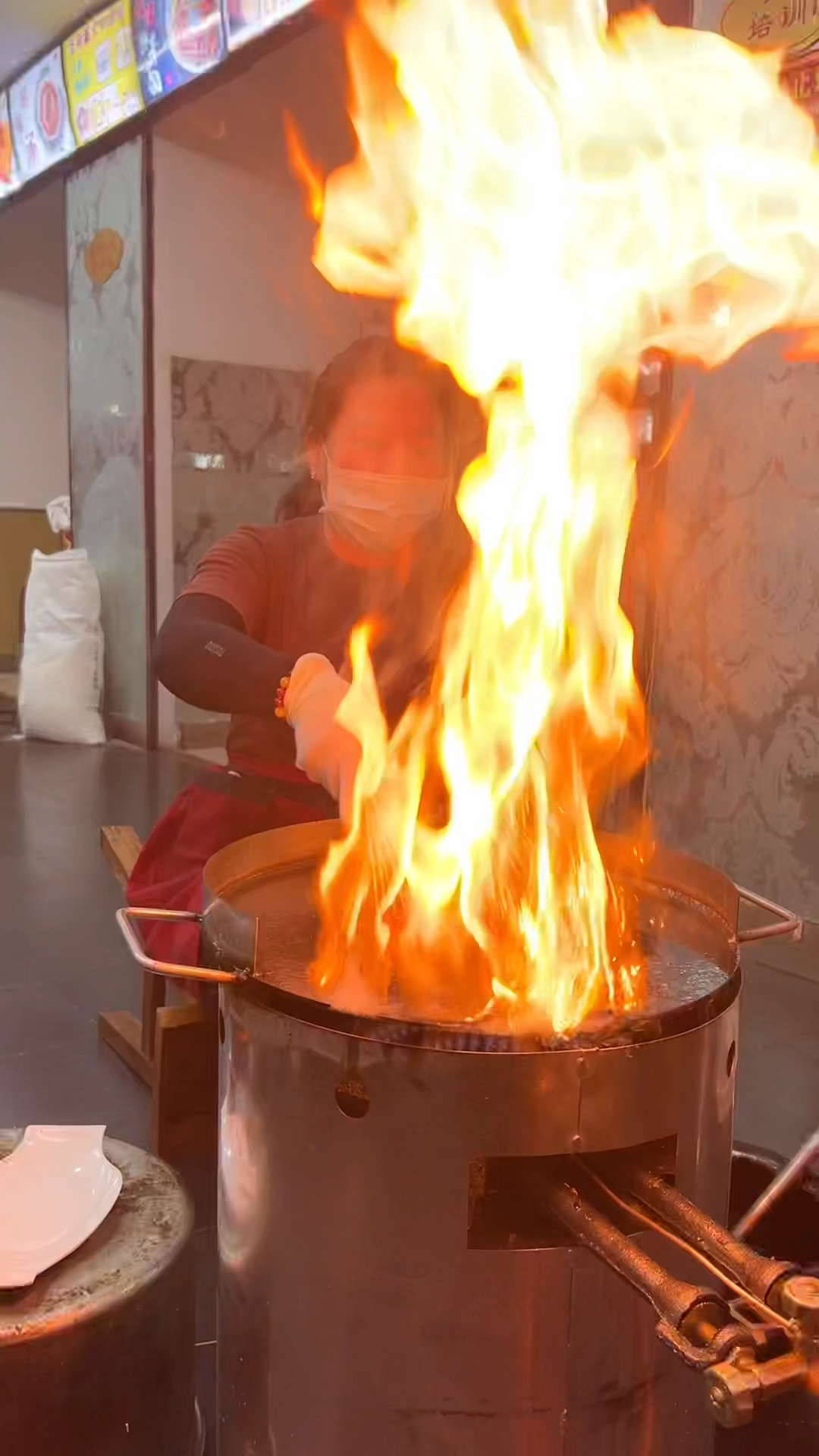 很火的#烈火牛肉小串,新颖的烤法,引流效果杠杠滴#摆摊小吃