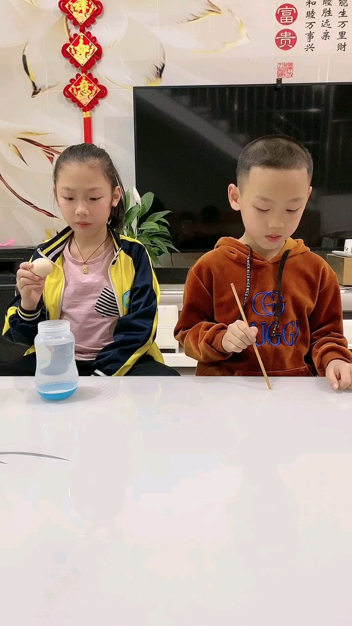 怎样才能让鸡蛋在水里面浮起来呢?