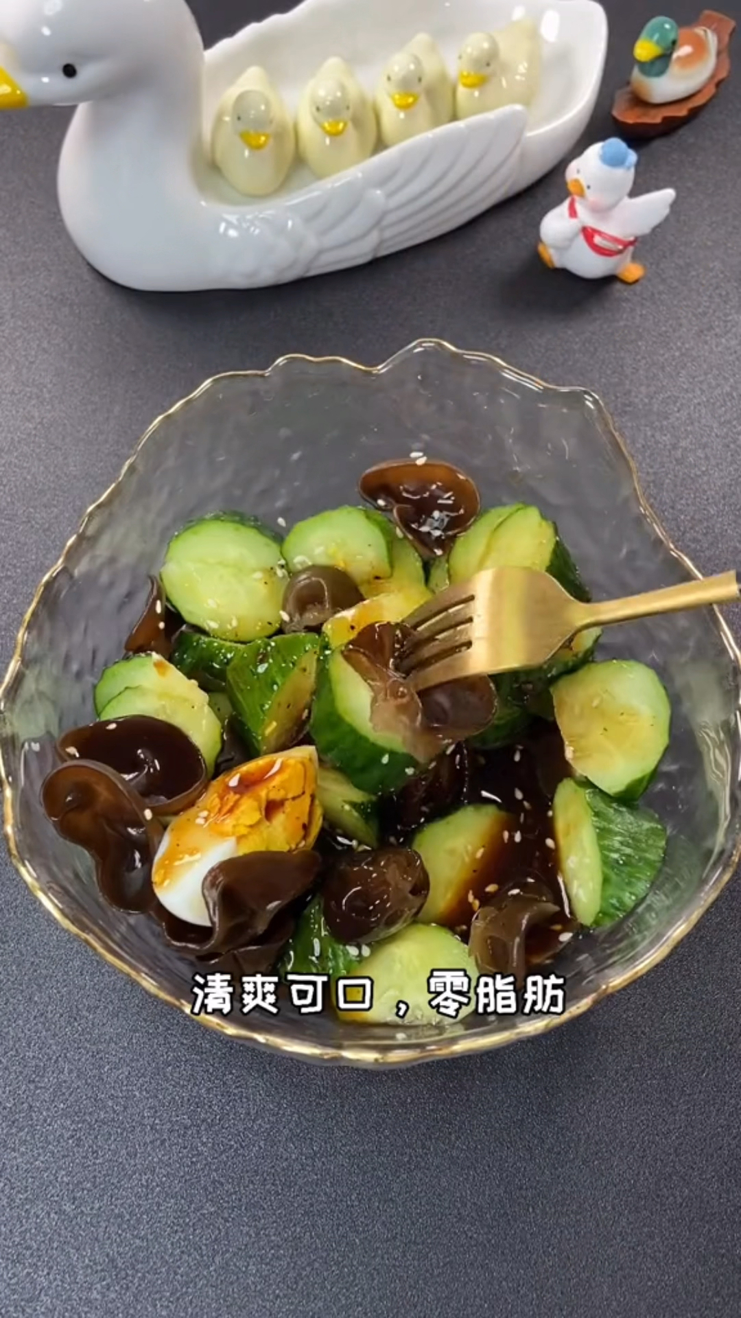 #再不减肥就晚了#晚餐不知道吃什么的,试试这个水煮蛋生黄瓜油醋汁超级好吃