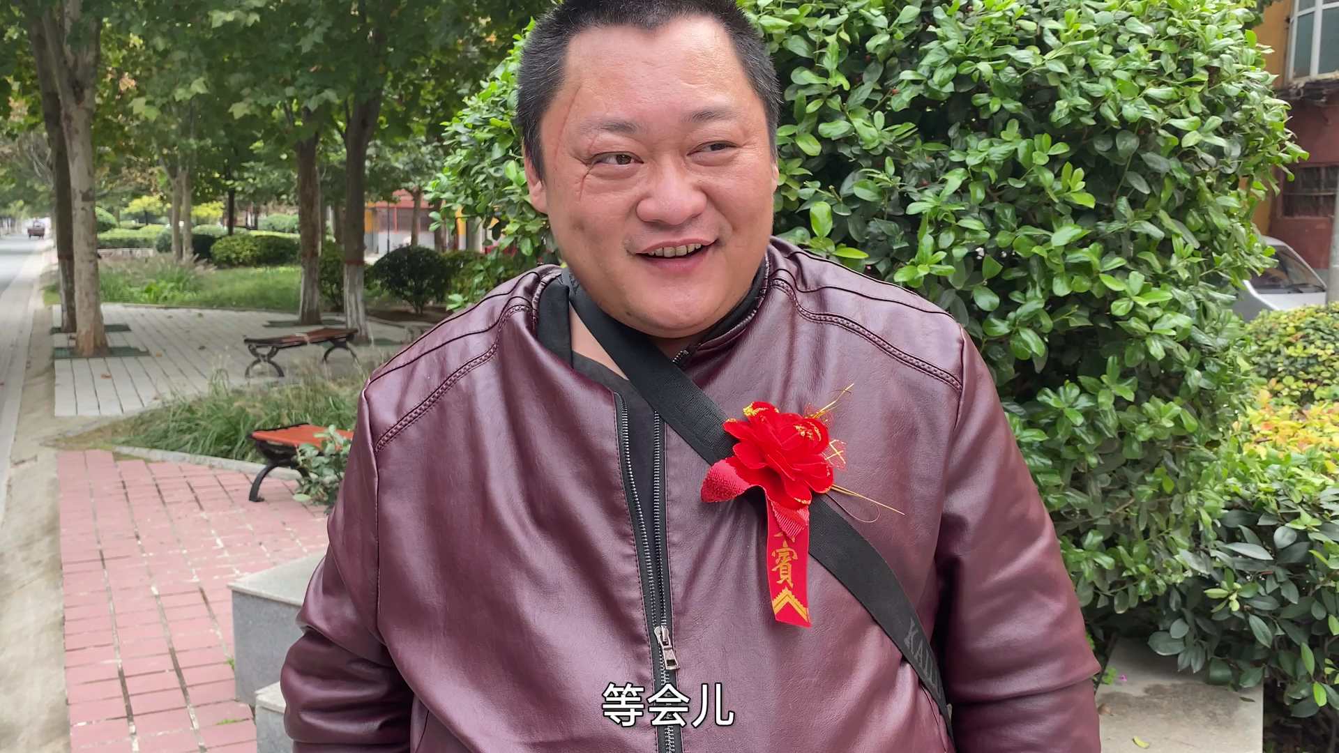 #爱美食爱生活#胖龙参加外甥女婚礼,一桌上双份菜,胖龙拿起鳖盖就啃,吃的真香