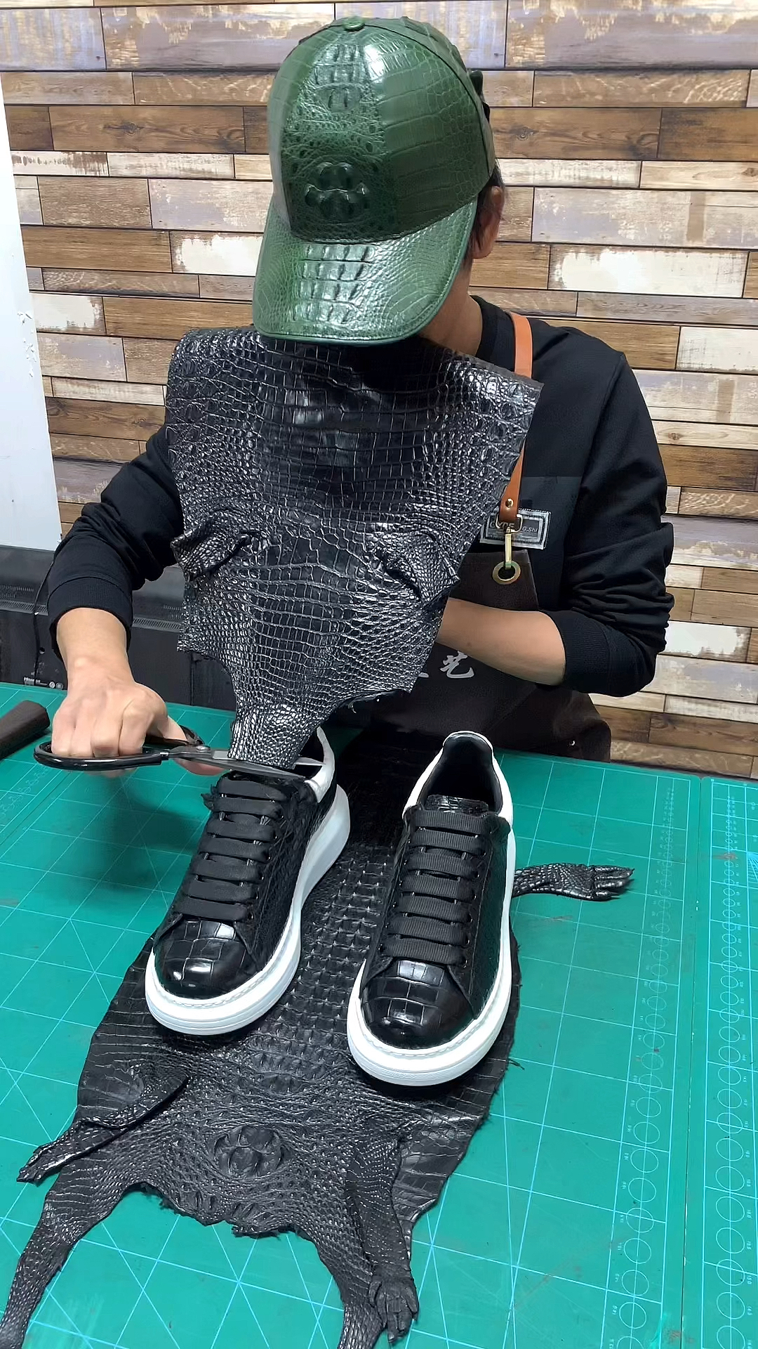 鳄鱼皮运动鞋