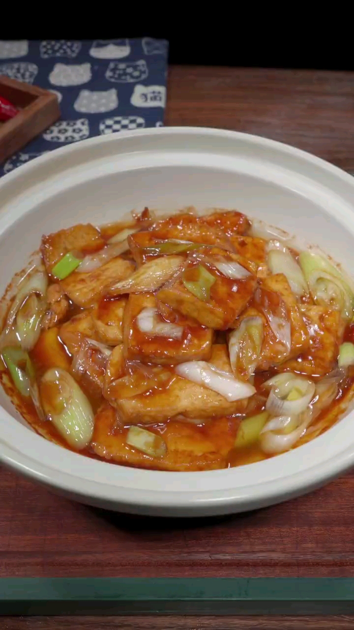 家庭小菜葱烧豆腐的作法。