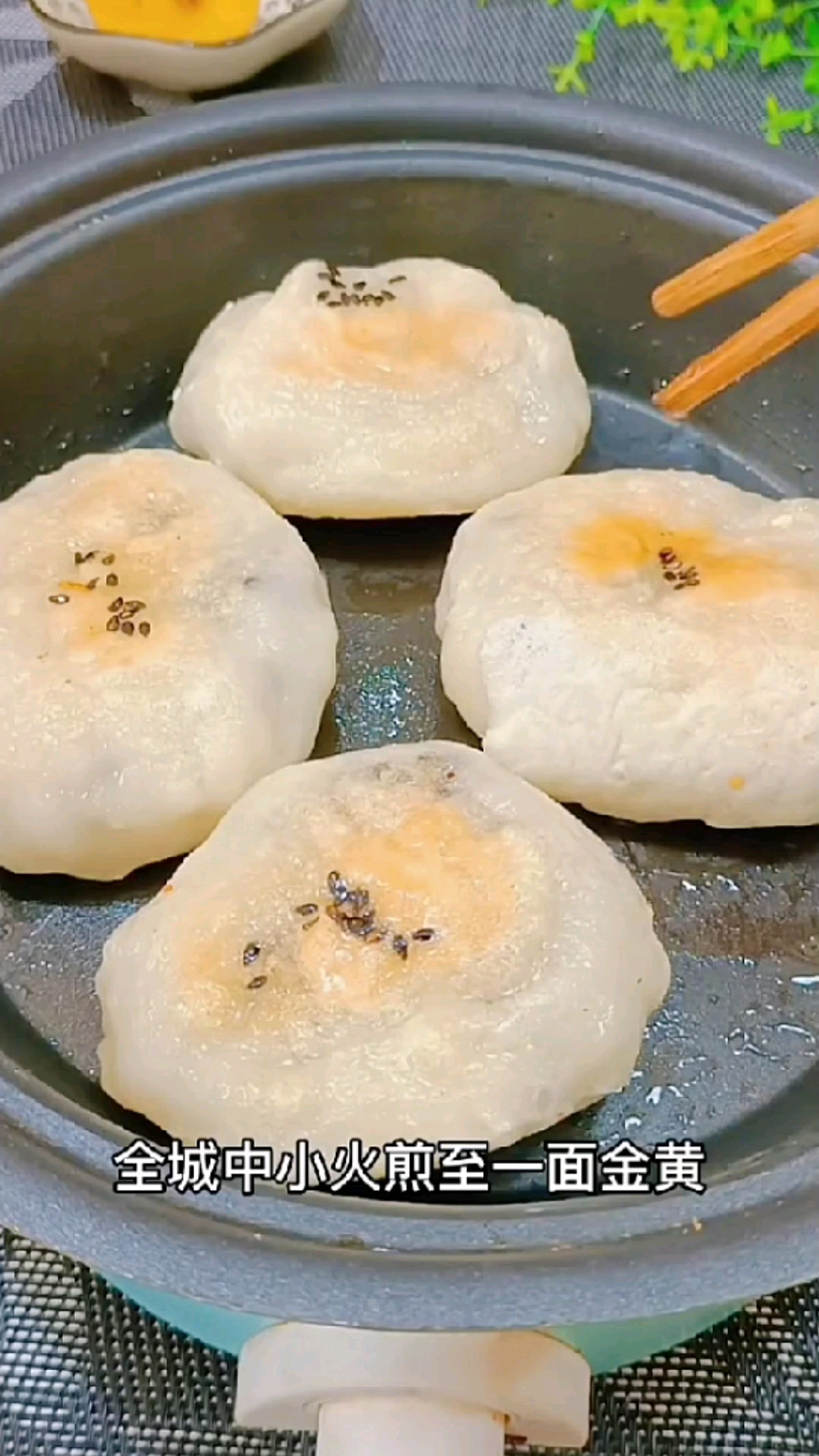 #在家做个拿手菜#香甜软糯又好吃的糯米糍粑,做法就像煮泡面一样简单。只要家里有糯米或者糯米