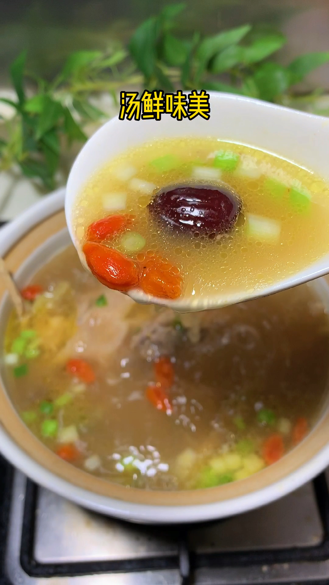 #春日好食光#鸡汤怎么做才好喝?不加任何调料,汤鲜味美,给家人做上一锅,好喝又营养