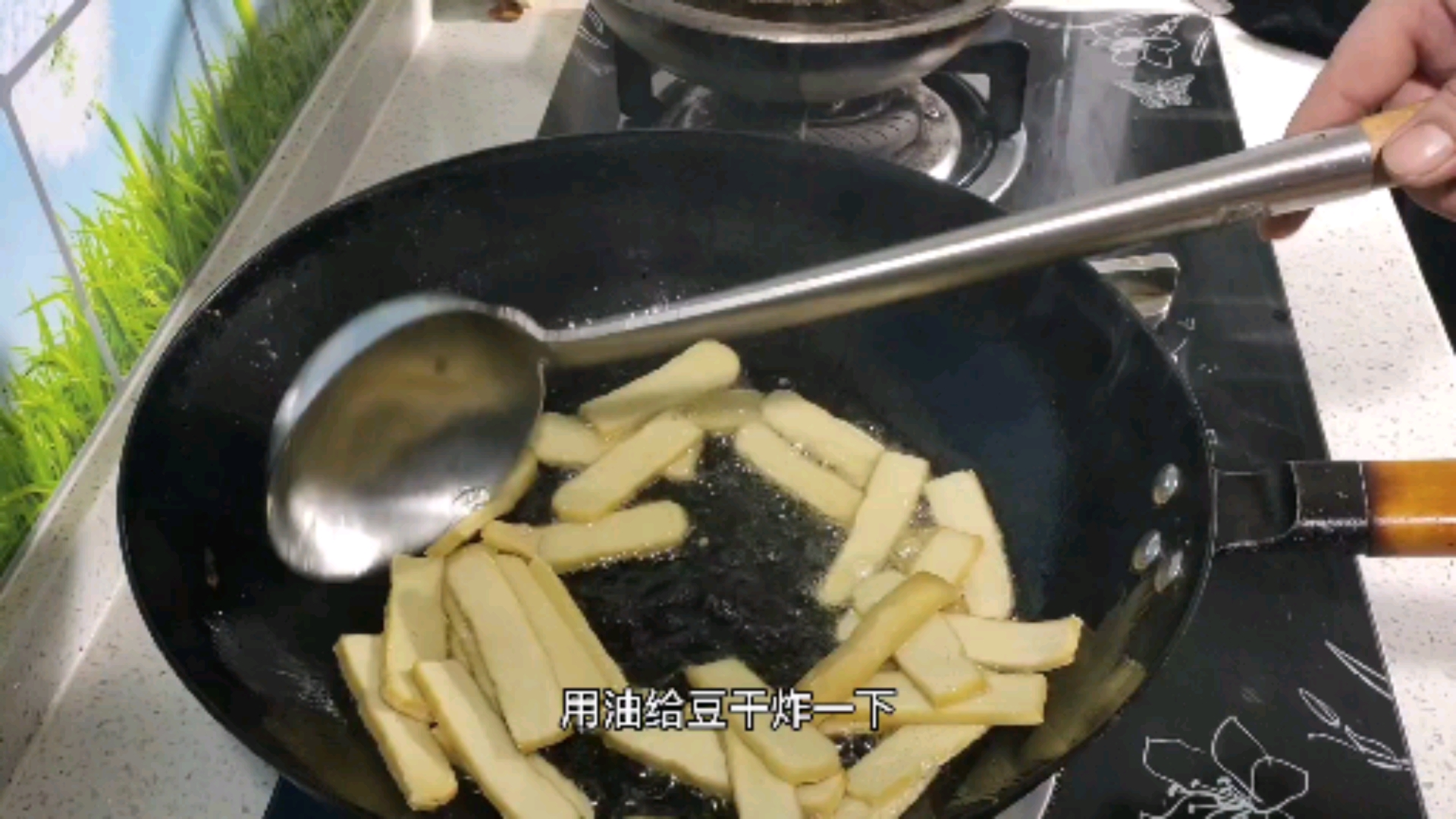#美食#大厨教你韭香鸡蛋炒豆干，韭菜鲜香鸡蛋滑嫩，豆干劲道下饭得很