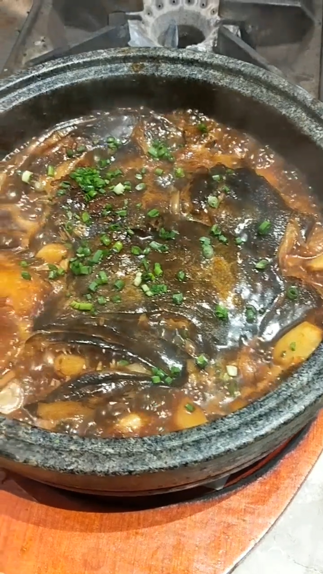 #风味人间#石锅鲽鱼头