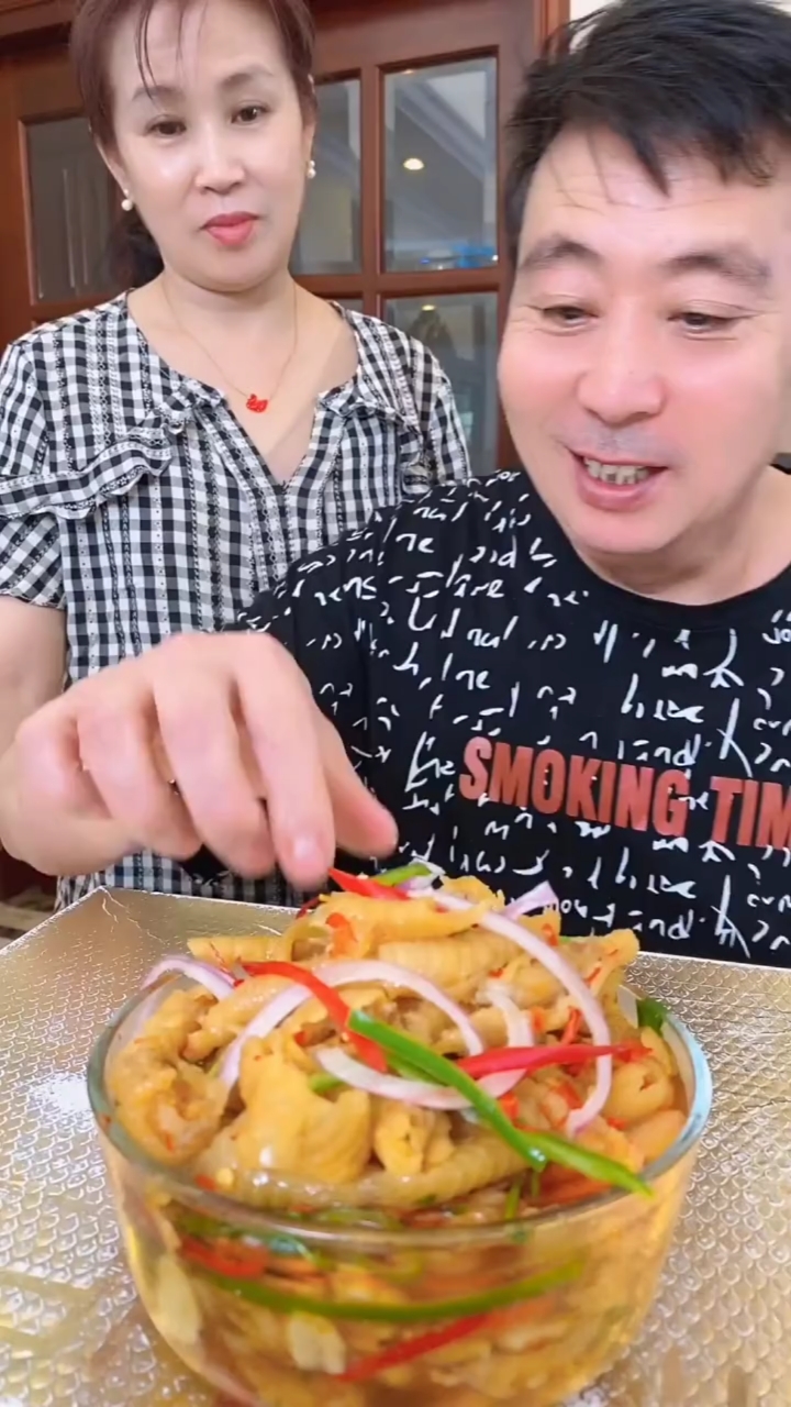 #搞笑段子剧#这鸡爪太好吃了