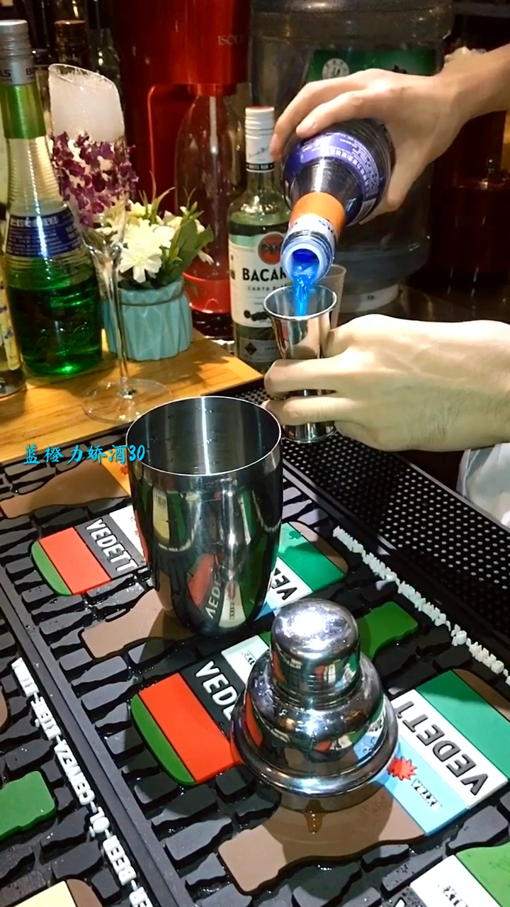 #鸡尾酒#都说夜晚是黑色的,梦境是蓝色的,阳光是金色的,而有你的城市却是彩色的!