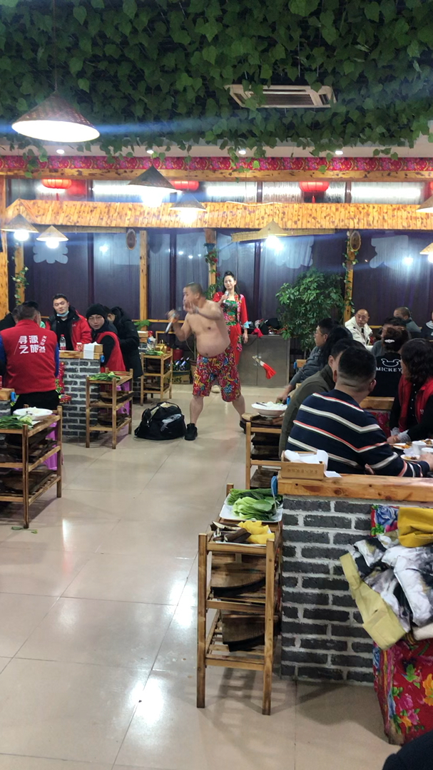 开心就在长白山二道东北人家铁锅炖,你不错的选择。