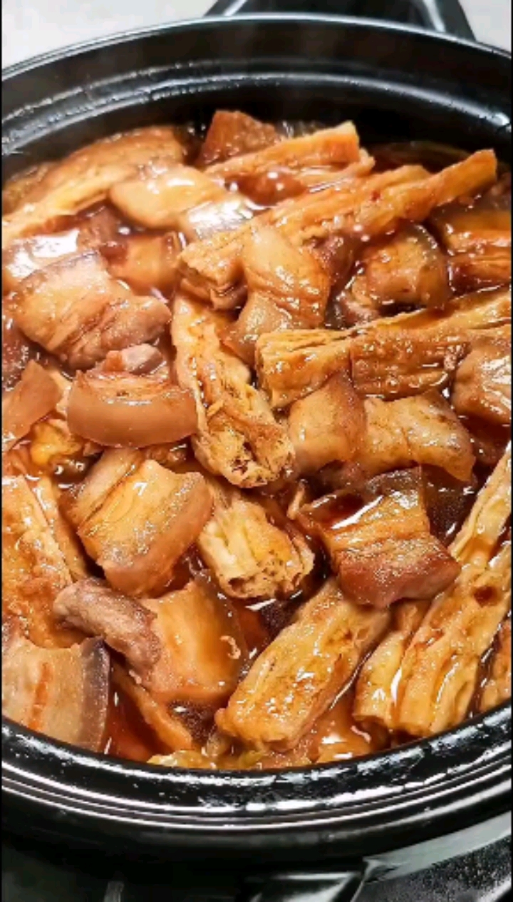 #美食#冬天来上一锅热腾腾的腐竹白菜煲,好吃又下饭。