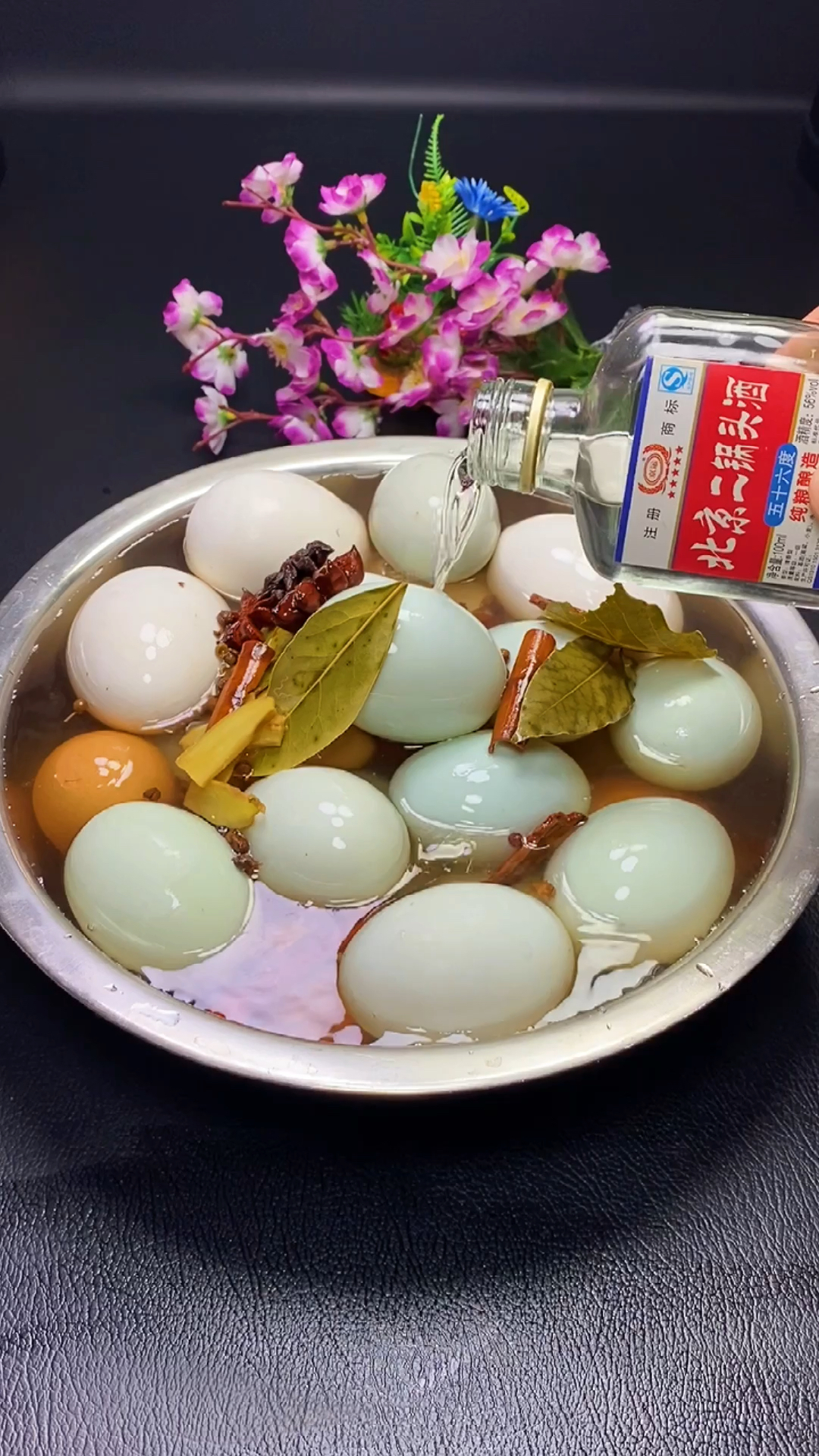 #美食#咸鸭蛋怎么腌制才能翻砂流油呢？