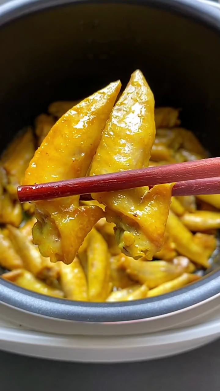 #秀出你的拿手菜#盐焗鸡翅尖只须简单几步就超级好吃