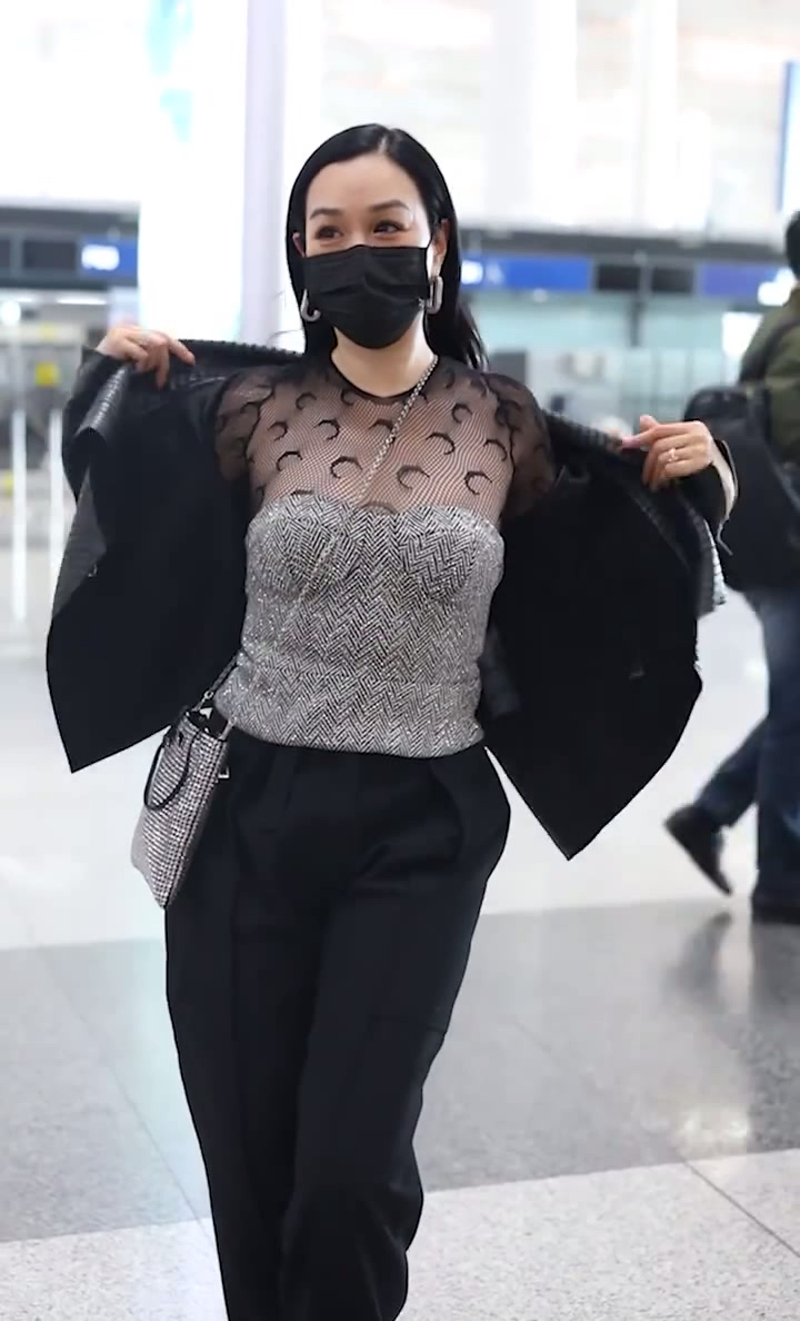 #钟丽缇#钟丽缇现身机场,女人味十足!