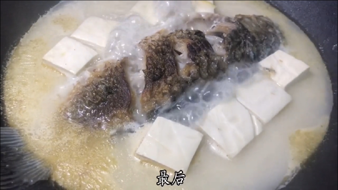 #家乡特色美食#鲫鱼汤怎么炖才好喝?学会这几招,汤浓似奶没腥味,做法简单易学