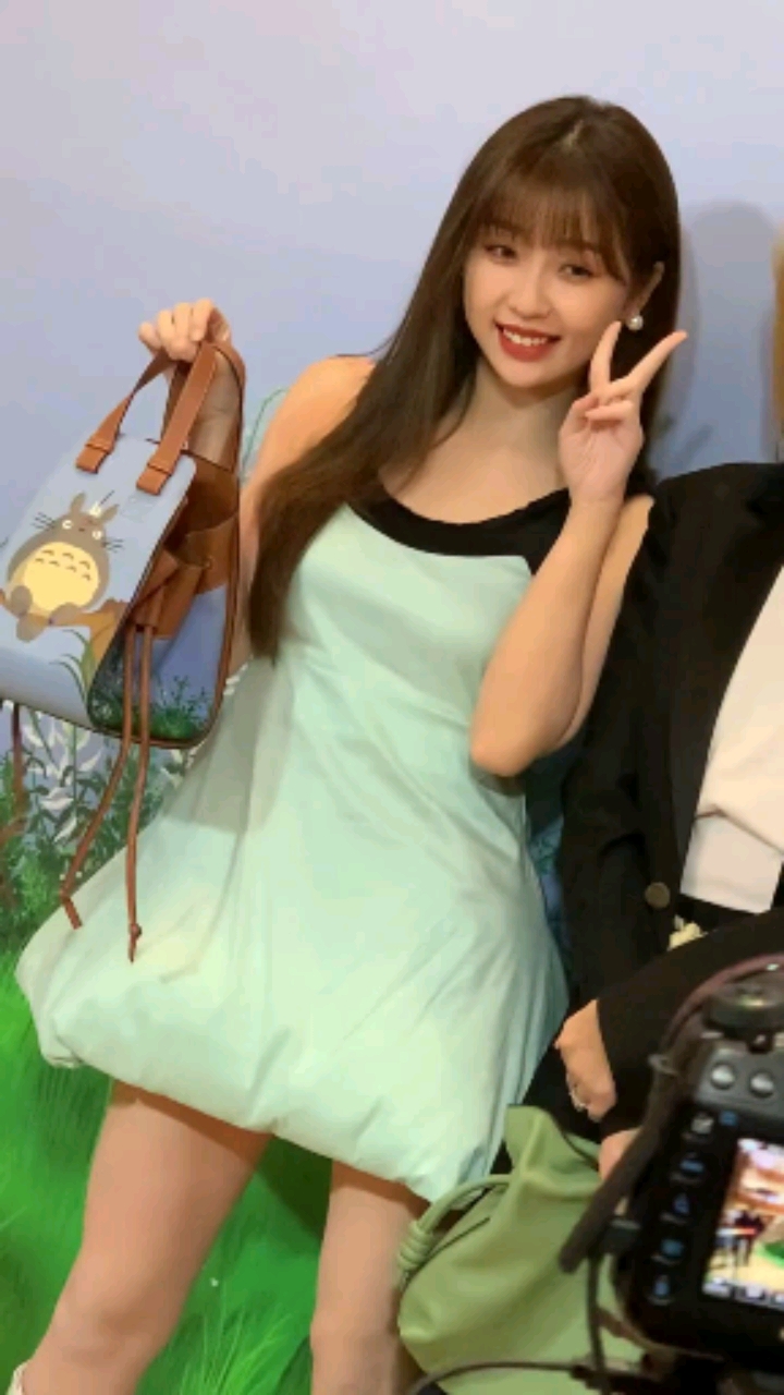 #娱乐圈明星大侦探##虞书欣#蓝色蛋糕裙，好可爱呀！