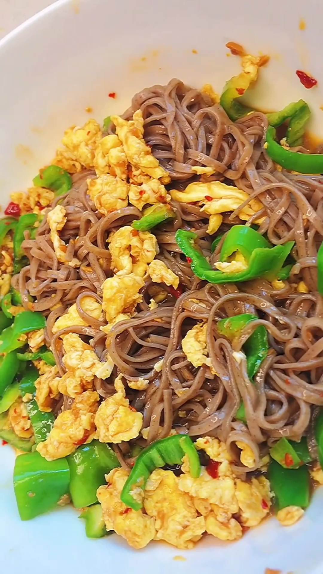 青椒鸡蛋荞麦面,这个做法比肉丝面好吃10倍,热量低又营养