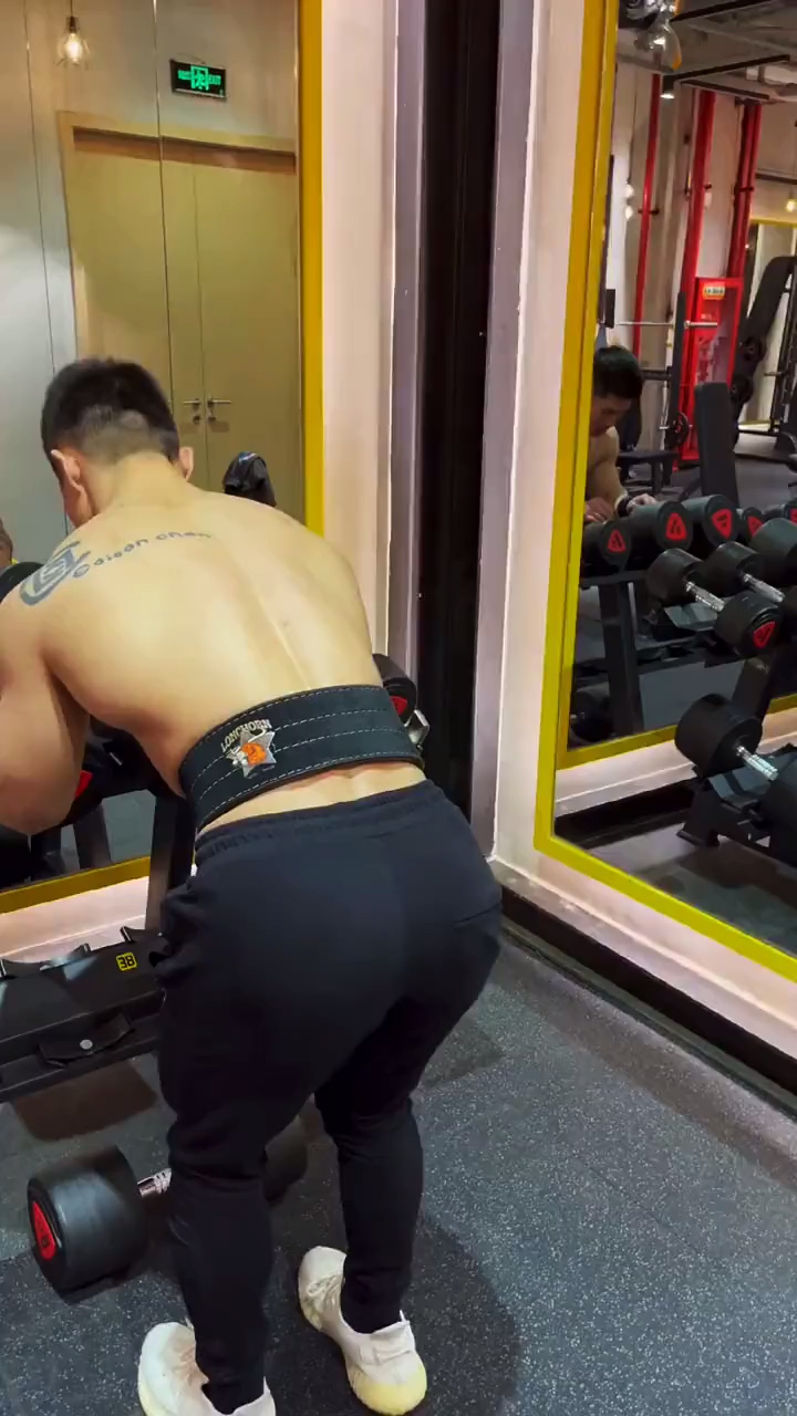 #肌肉帅哥#肌肉型男的健身日常,这身材可以吗?