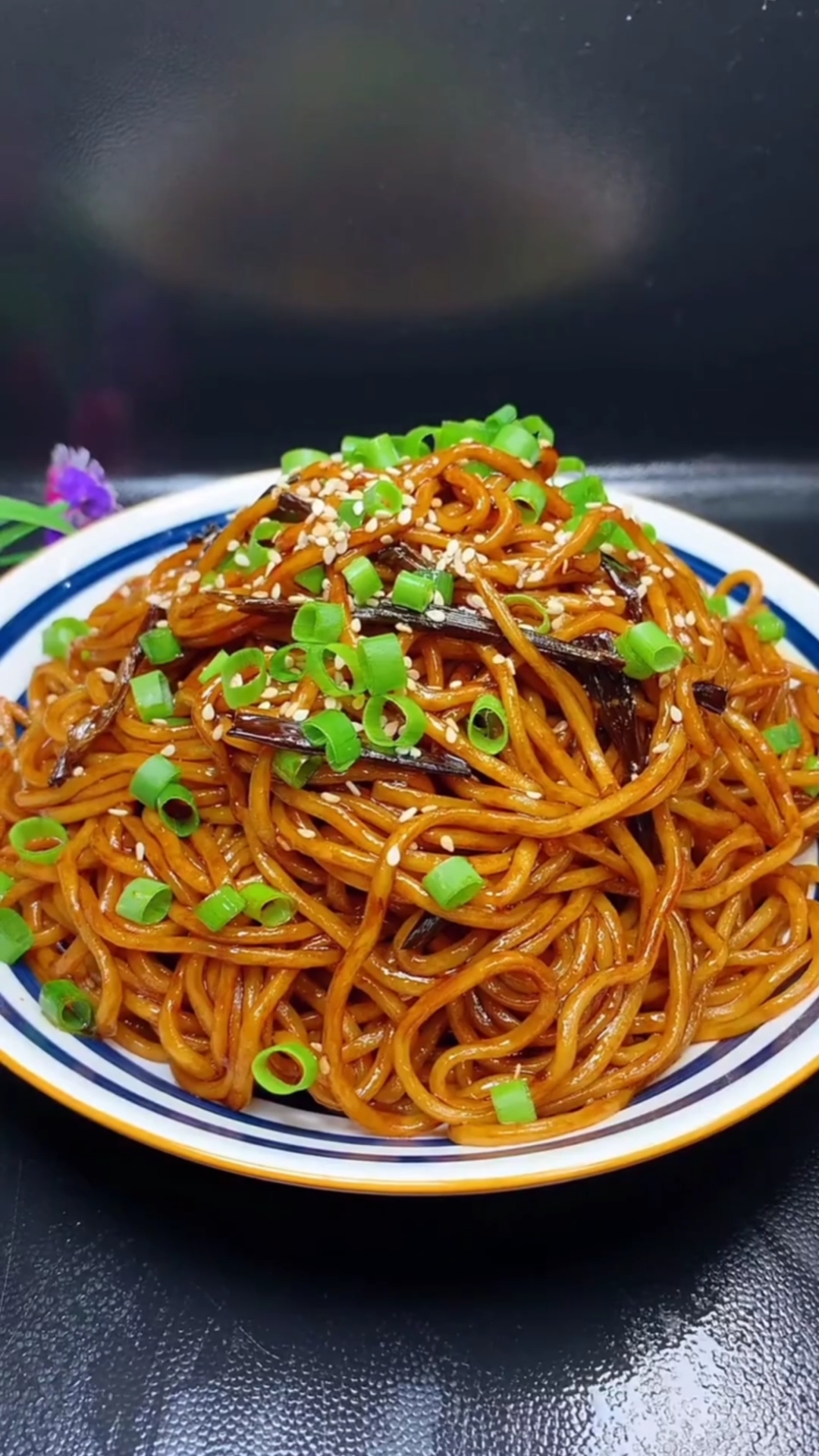 #你好,夏天#第19道菜:葱油拌面,一碗素面闯天下,男人的苦,男人的泪,男人的痛向谁说?。