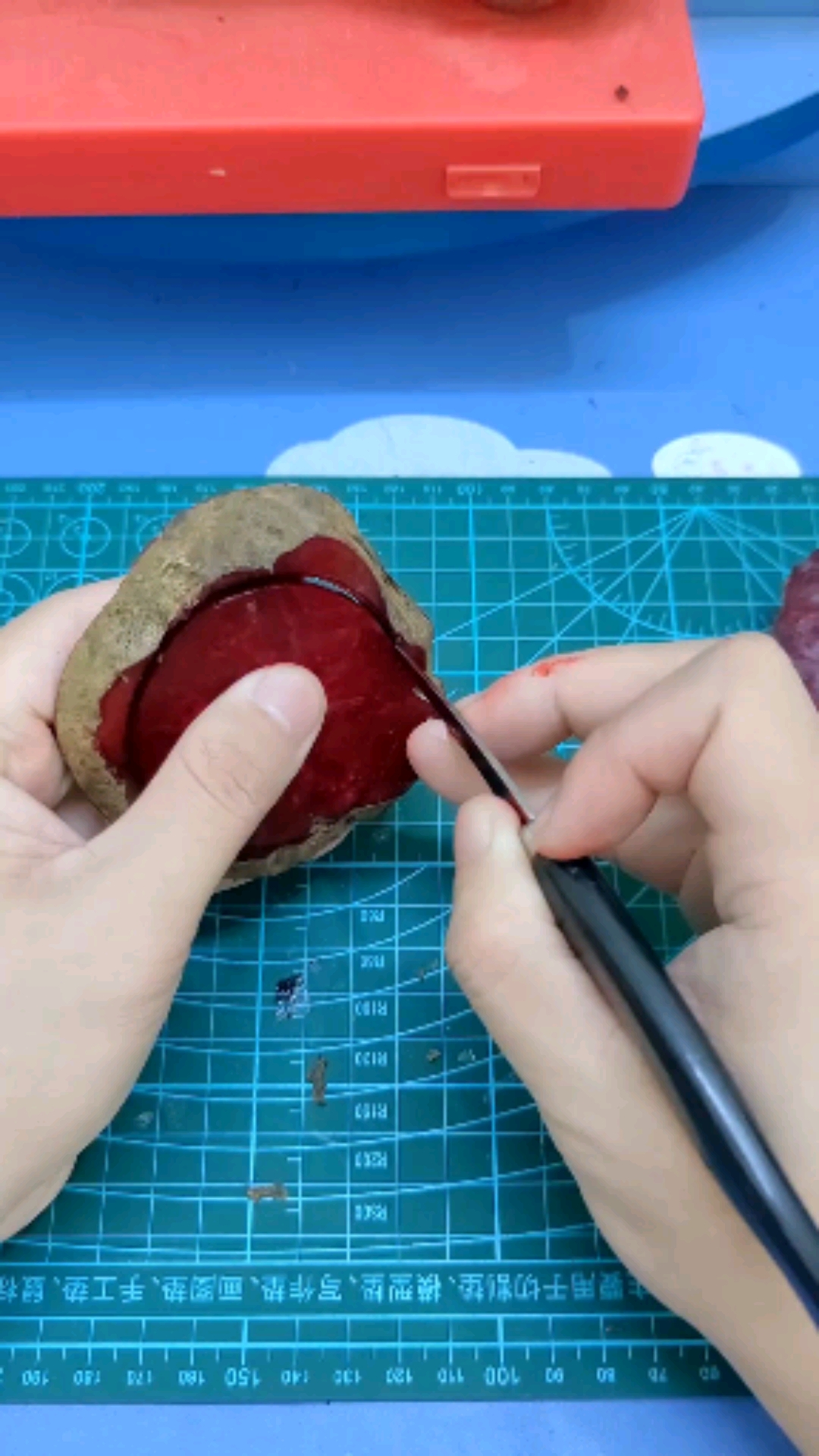 #七星级厨房厨师雕刻师上热门#七星级酒店雕刻,用红菜头雕刻出漂亮的铜钱作品。你们学会了嘛