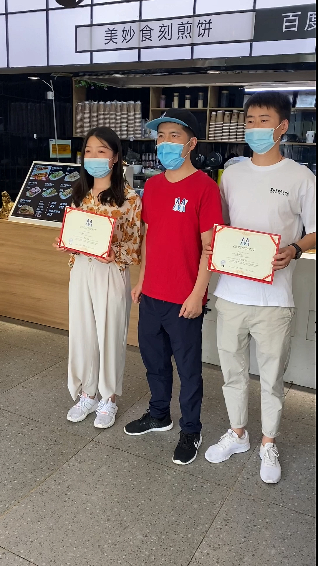 90后的小夫妻带着总部的选址和装修图纸回家开店去了,传统美食地位上升
