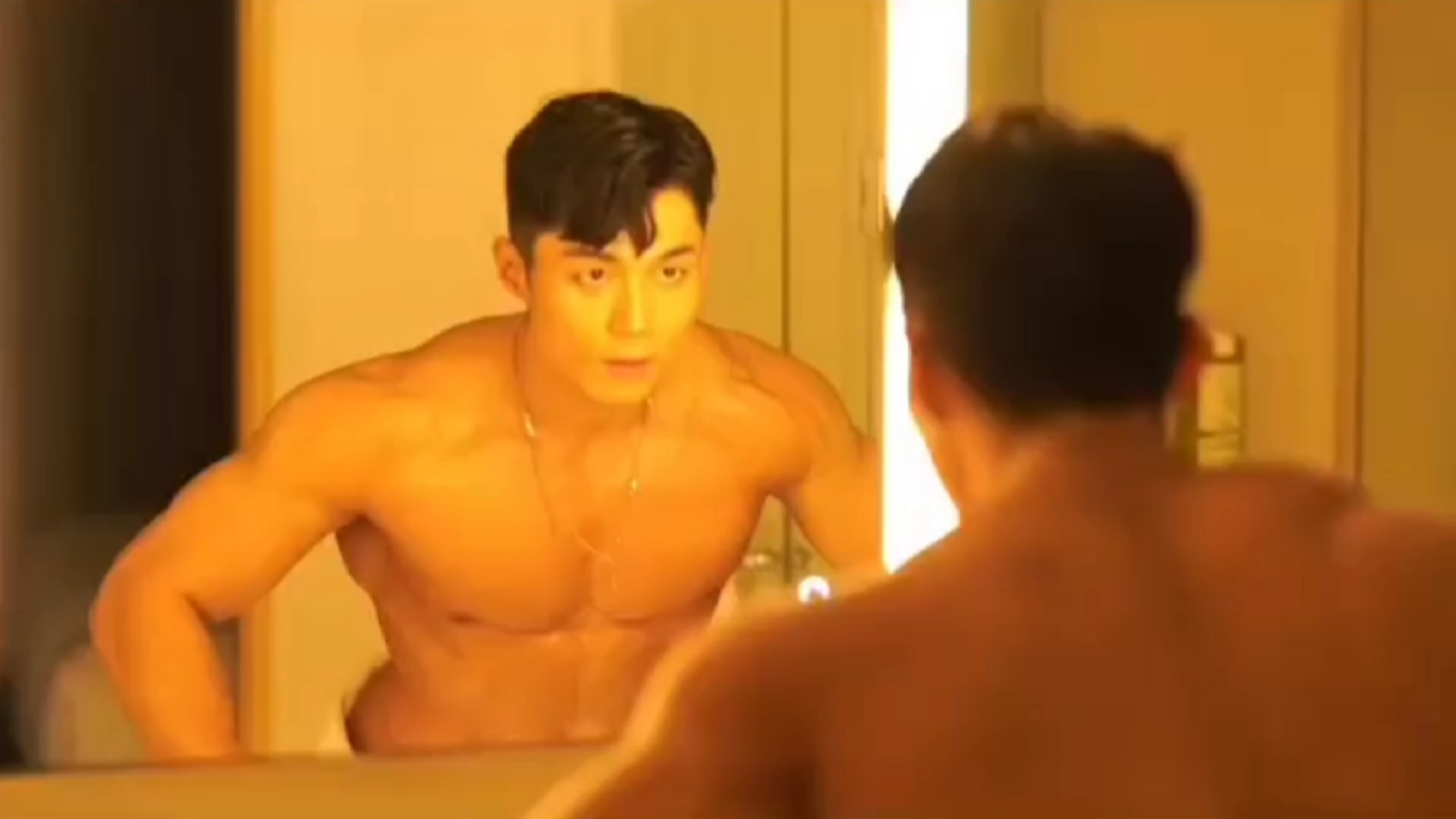 #肌肉男#肌肉男神边做俯卧撑,边照镜子秀身材。