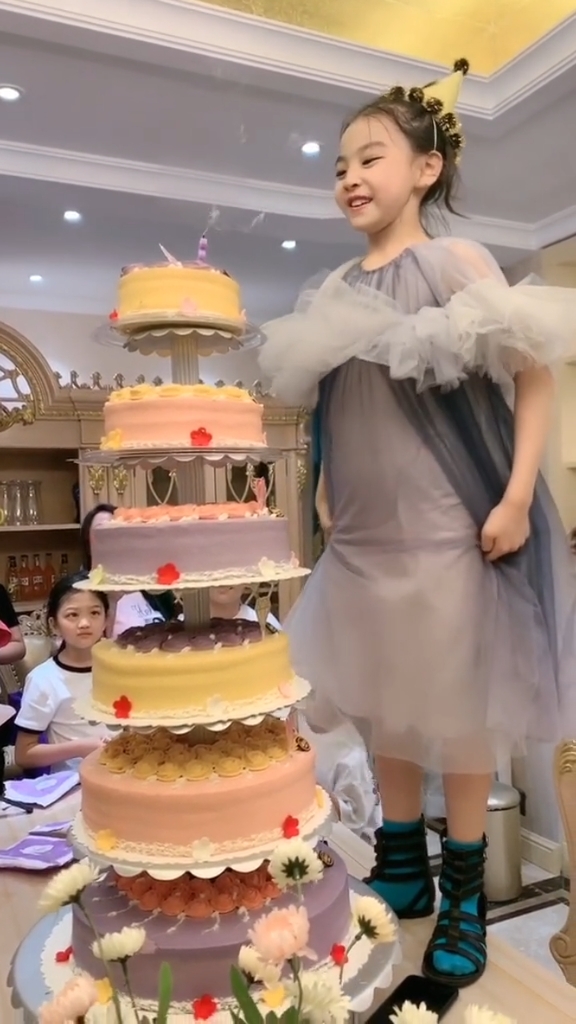 #又想骗我生女儿#现在的孩子真幸福,过生日妈妈准备的五层生日蛋糕