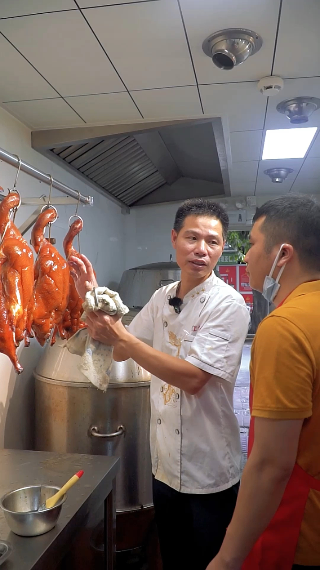 #猪脚饭培训#新手如何判断烧鸭炉内炉外生熟?烧腊实体店老师傅现场教学分享