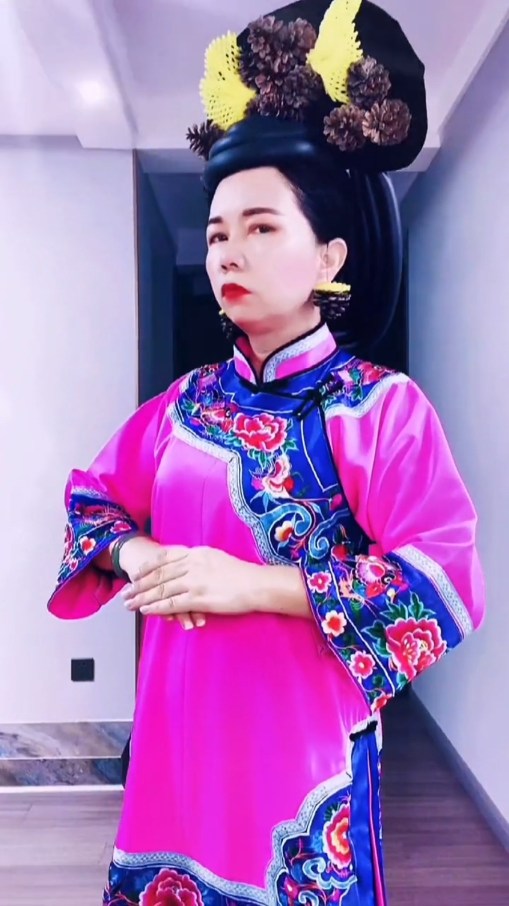 #手工制作#古装头饰主材:松果、水果网袋、橡塑管……