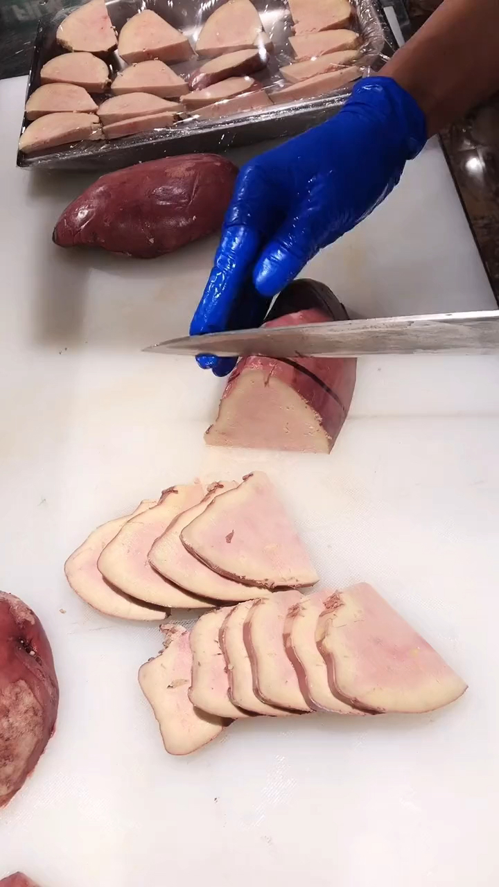 隔壁老王送来一只红酒鹅肝,偷偷把他宰了,晚上和老婆一起煮着吃。