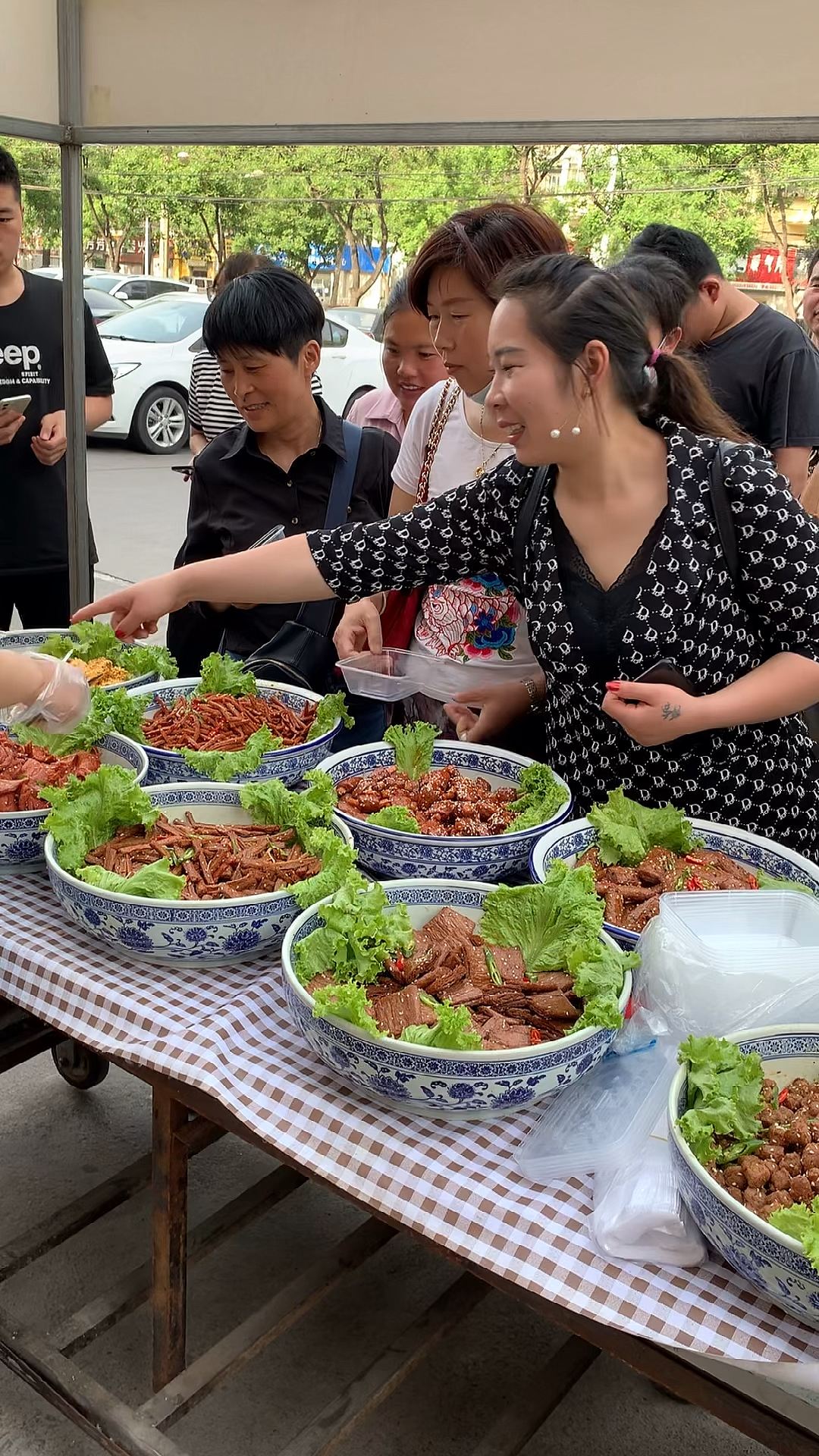 不想待在工厂一辈子回老家在菜市场门口摆摊做手撕素肉,都是大豆做的,一出摊就排队