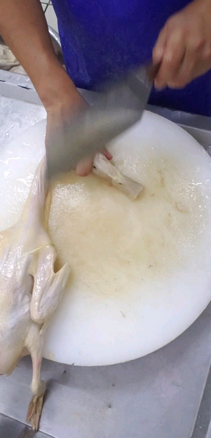想吃鸭嘴吗,看看怎么样切鸭嘴的