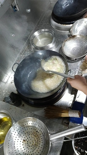 江豆和鱿鱼须过油的时间是一样。