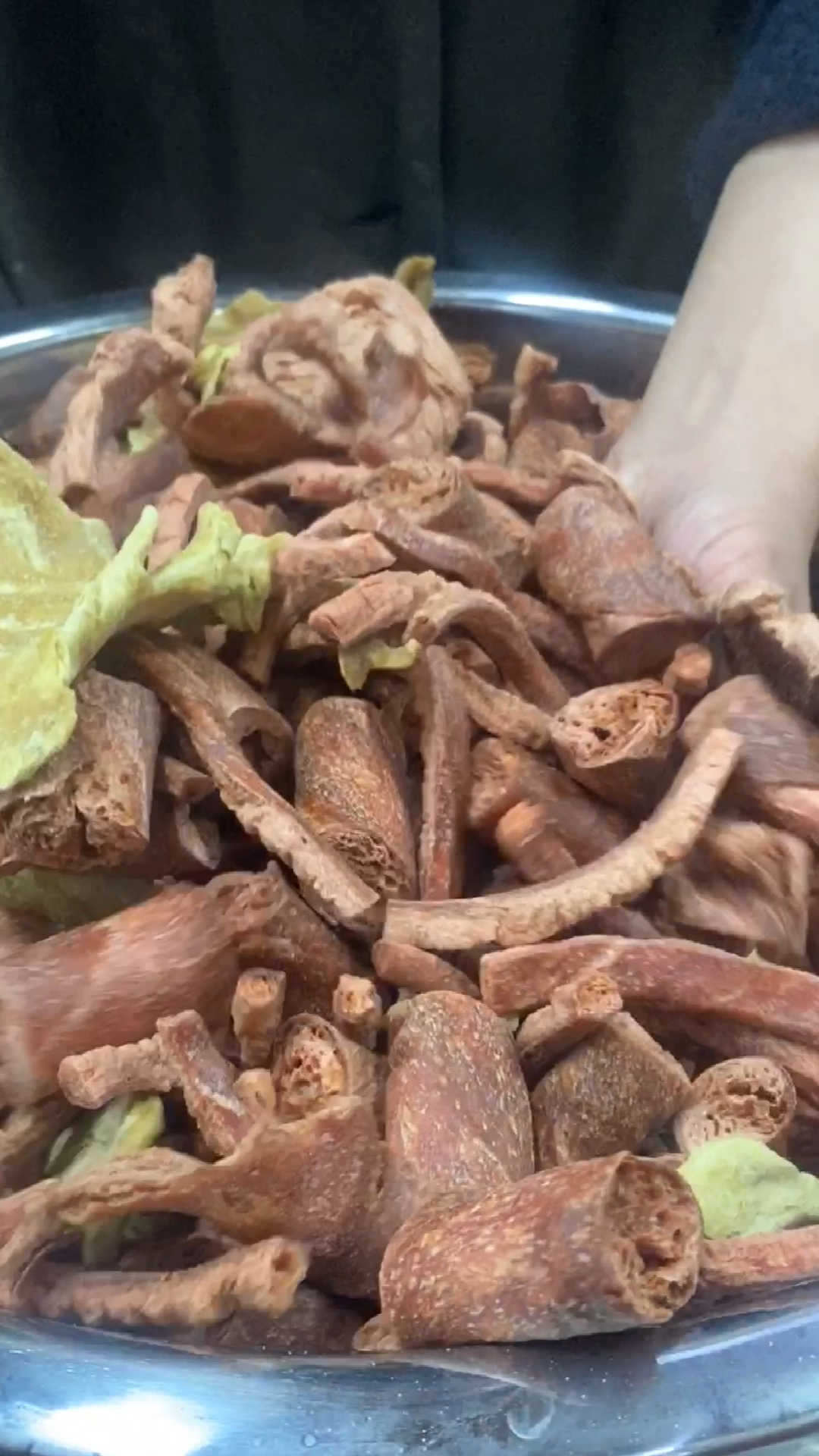 好看又好吃的手撕素肉咋做?豆制品经过浸泡油炸拌料而成,手撕素肉配方分享给你