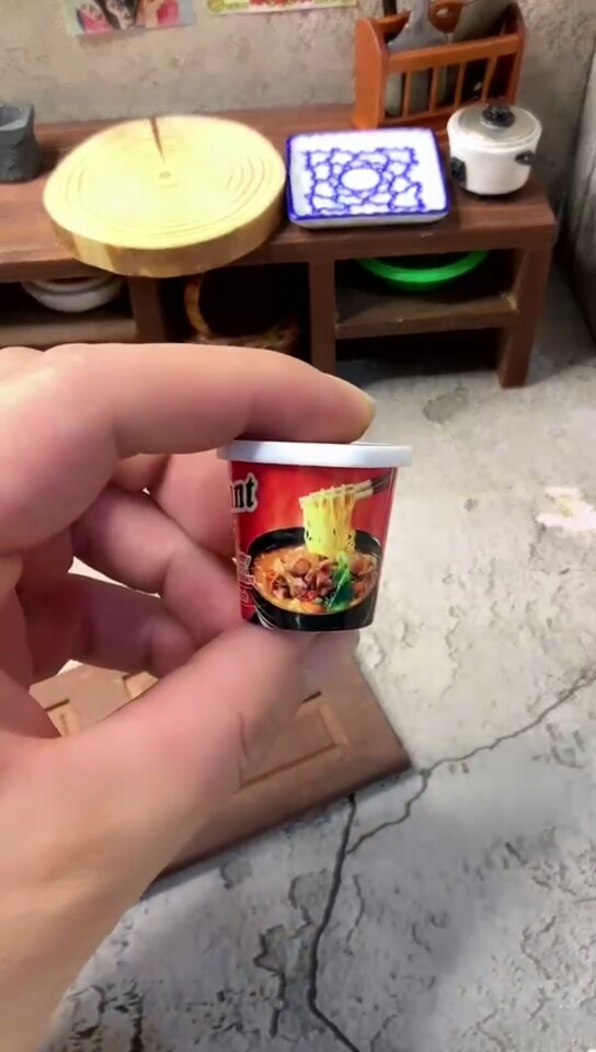 记得小时候最爱吃方便面了就是妈妈总是不让吃