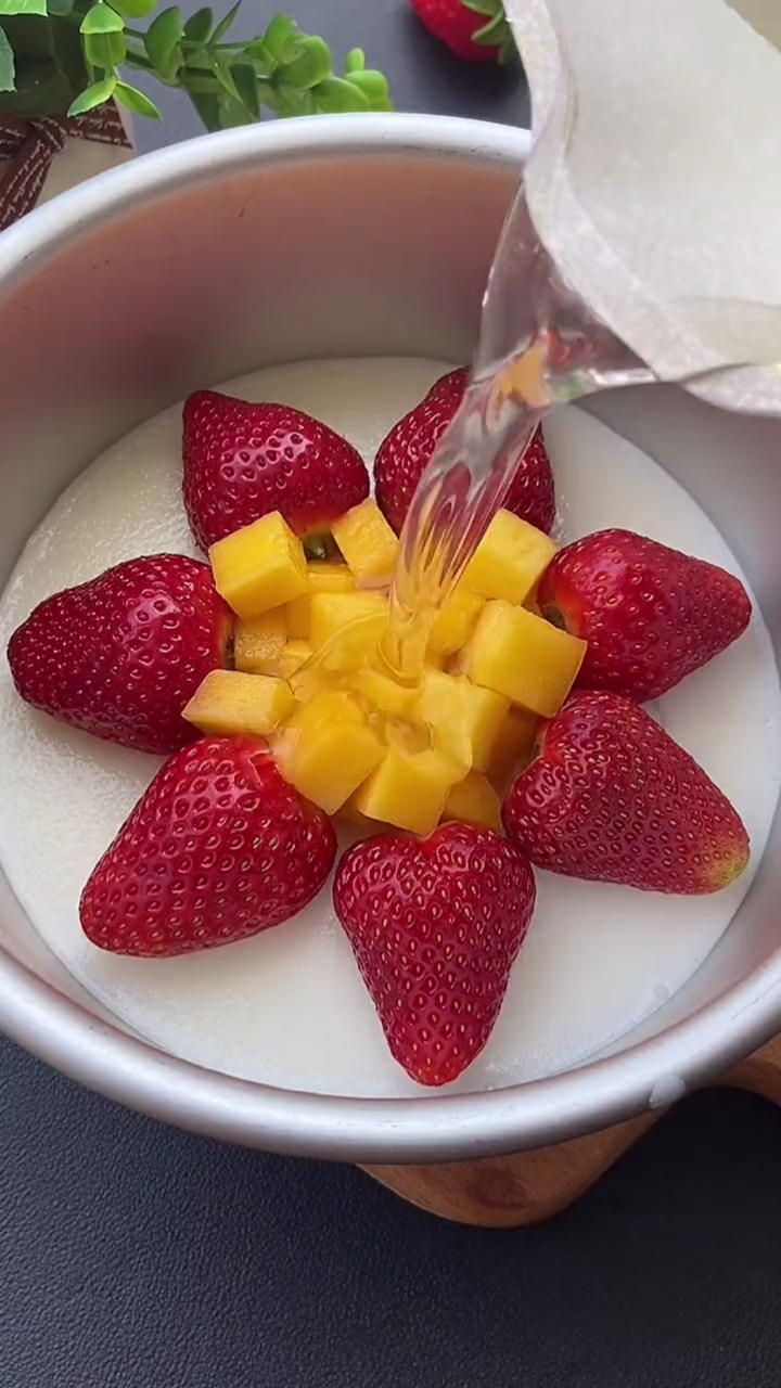 周末给孩子安排了水果蛋糕,方法超级简单,Q0弹弹孩子超爱吃。
