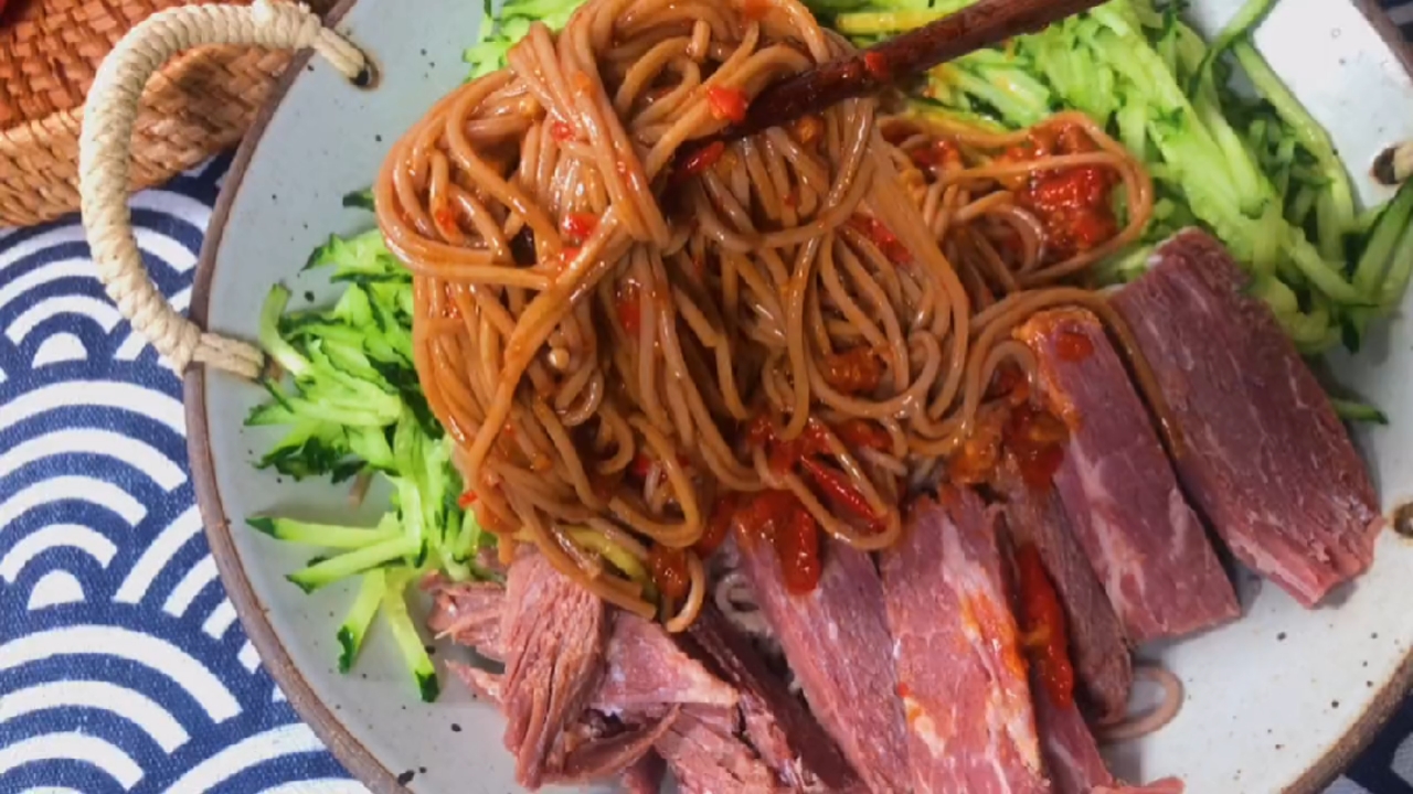 #轻知计划#鲜椒牛肉酱拌面～70克黑麦荞麦面100克牛肉1根黄瓜,就这样简单一拌老好吃了