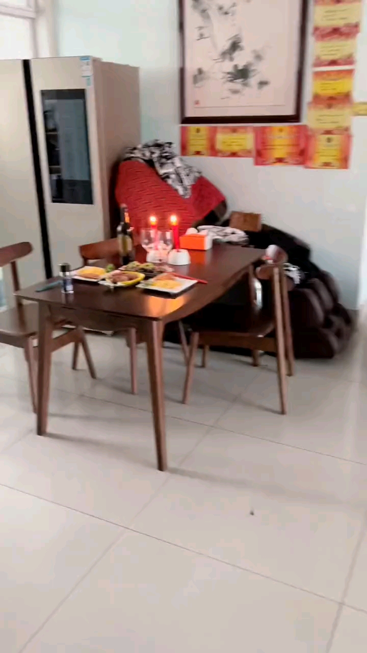 #夫妻日常#孩子们不在家，直男老公竟然学会浪漫了，还给安排了烛光晚餐，这两根蜡烛有点像什么
