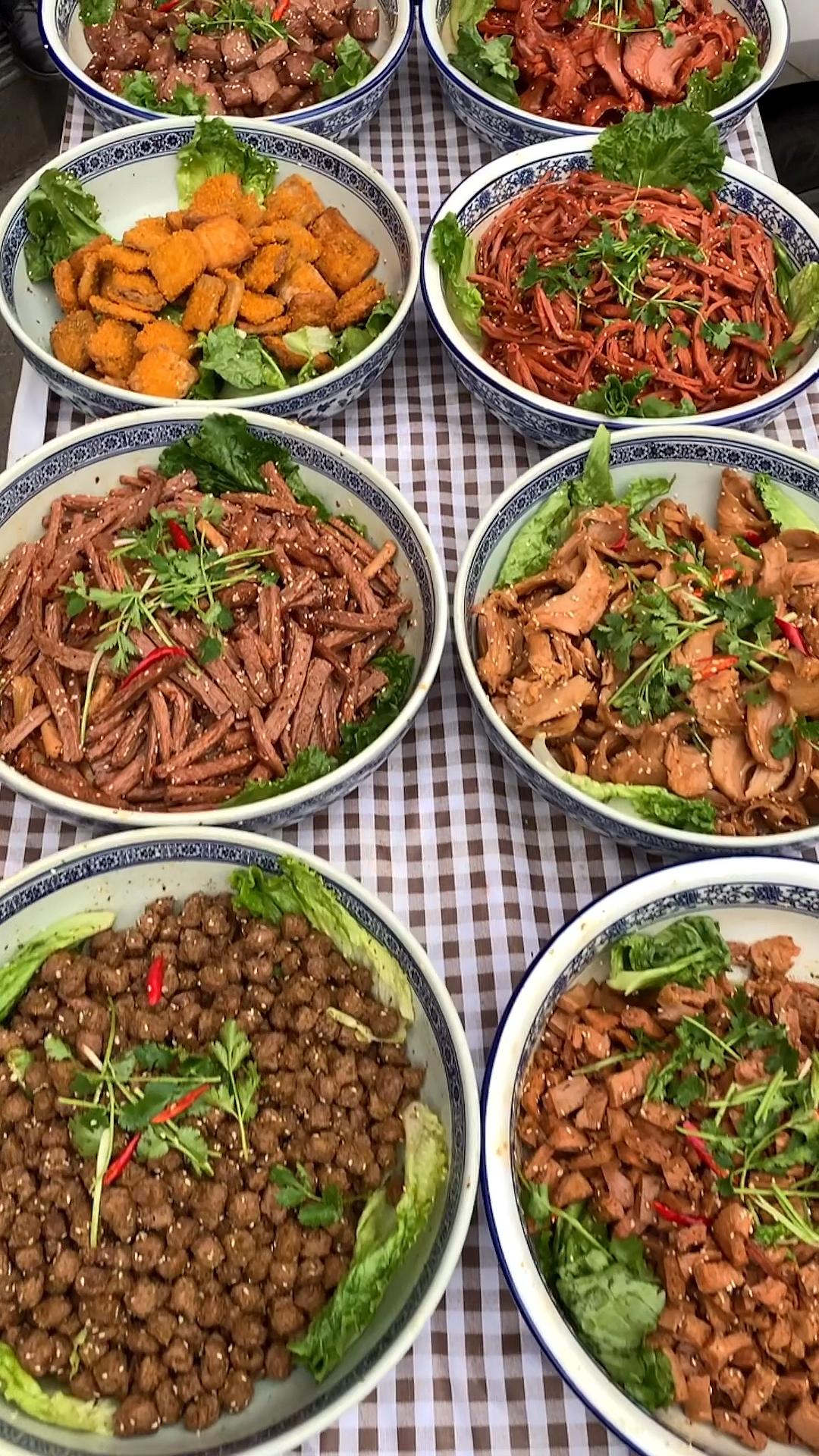 万丈高楼平地起,从工厂出来摆摊做手撕素肉豆制品做成肉一样口感和外观,俩小时收摊