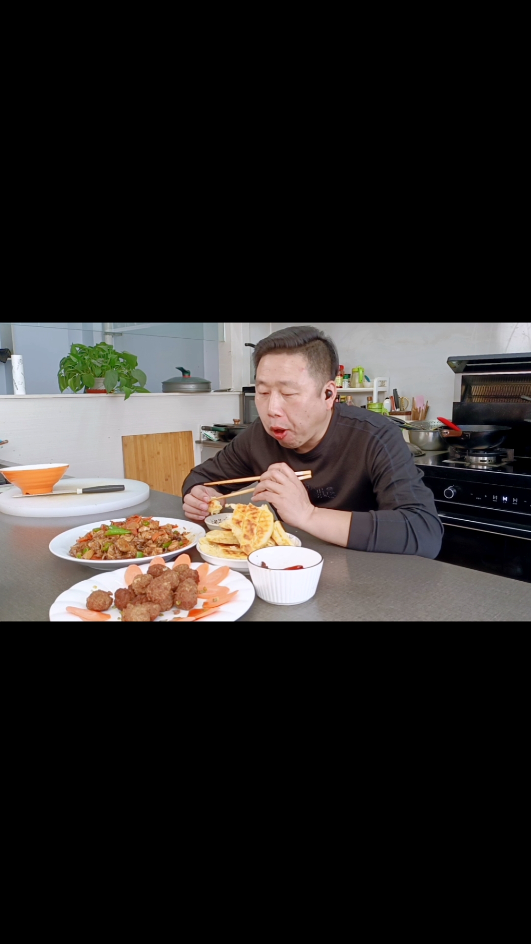 小哥太可怜了!没钱卖肉要了半袋鱼肚,辣椒爆炒,香辣过瘾就是香